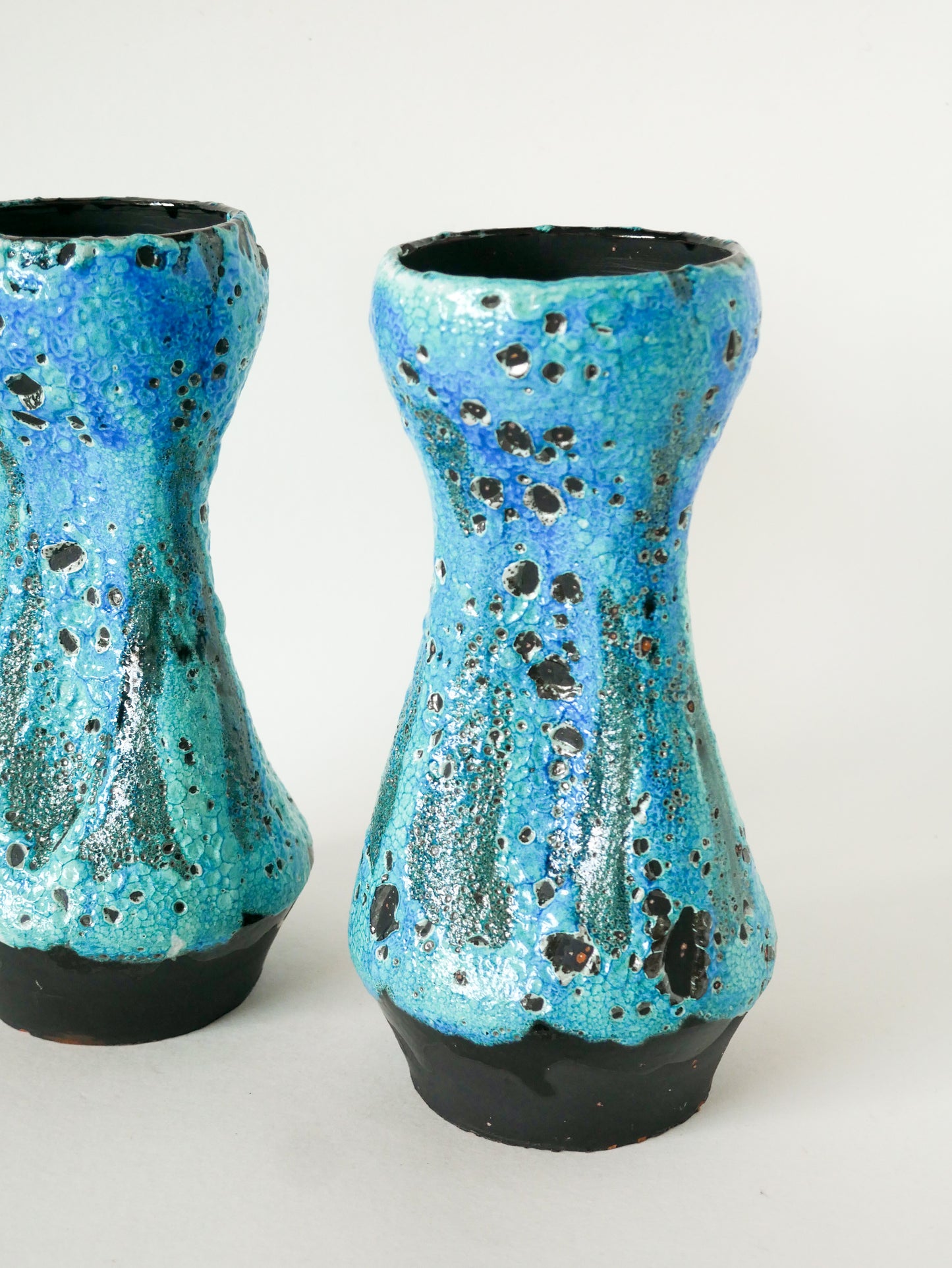 Paire de grands vases en Fat Lava, Bleu Ciel & Noir, 1970