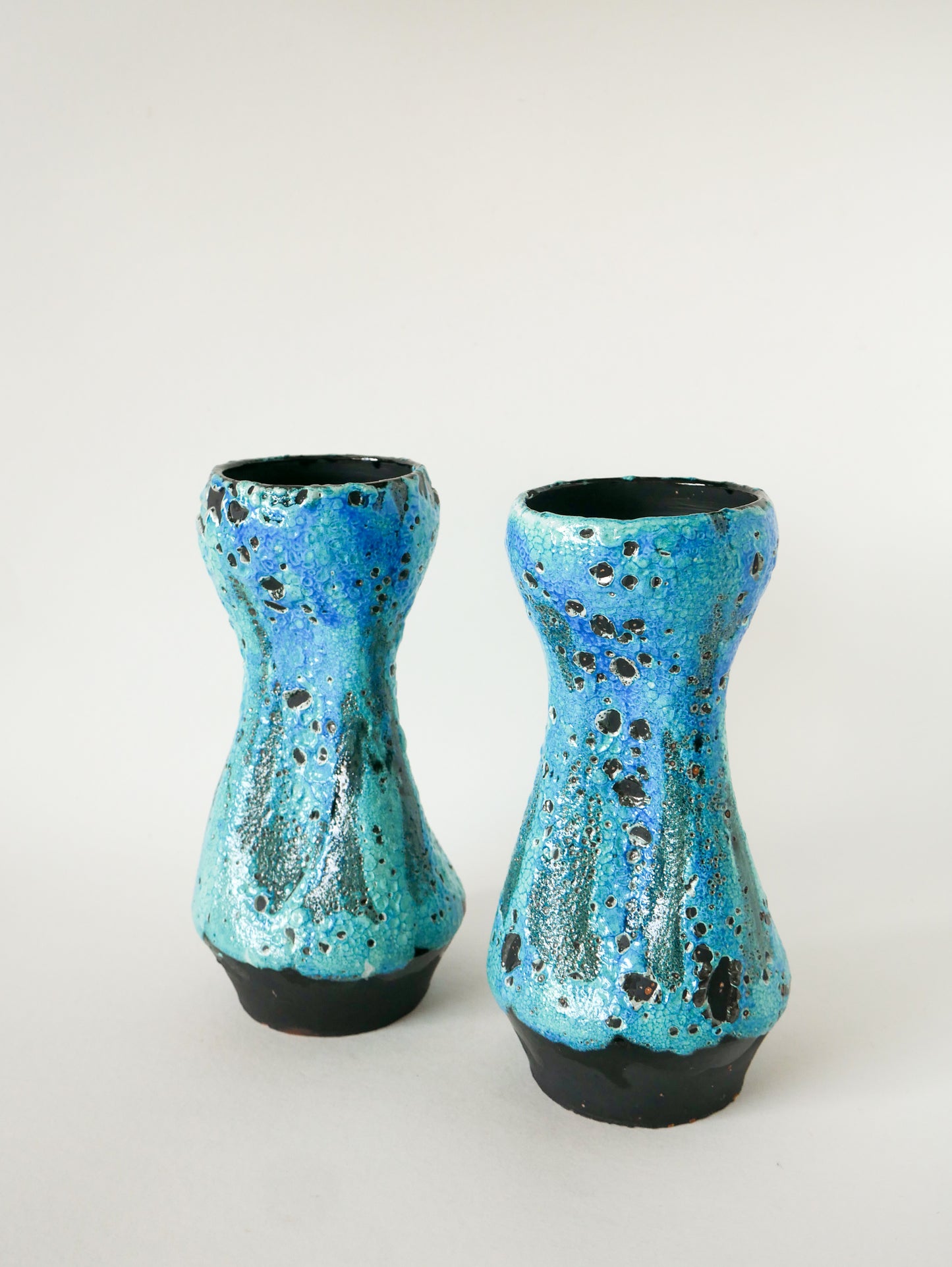 Paire de grands vases en Fat Lava, Bleu Ciel & Noir, 1970