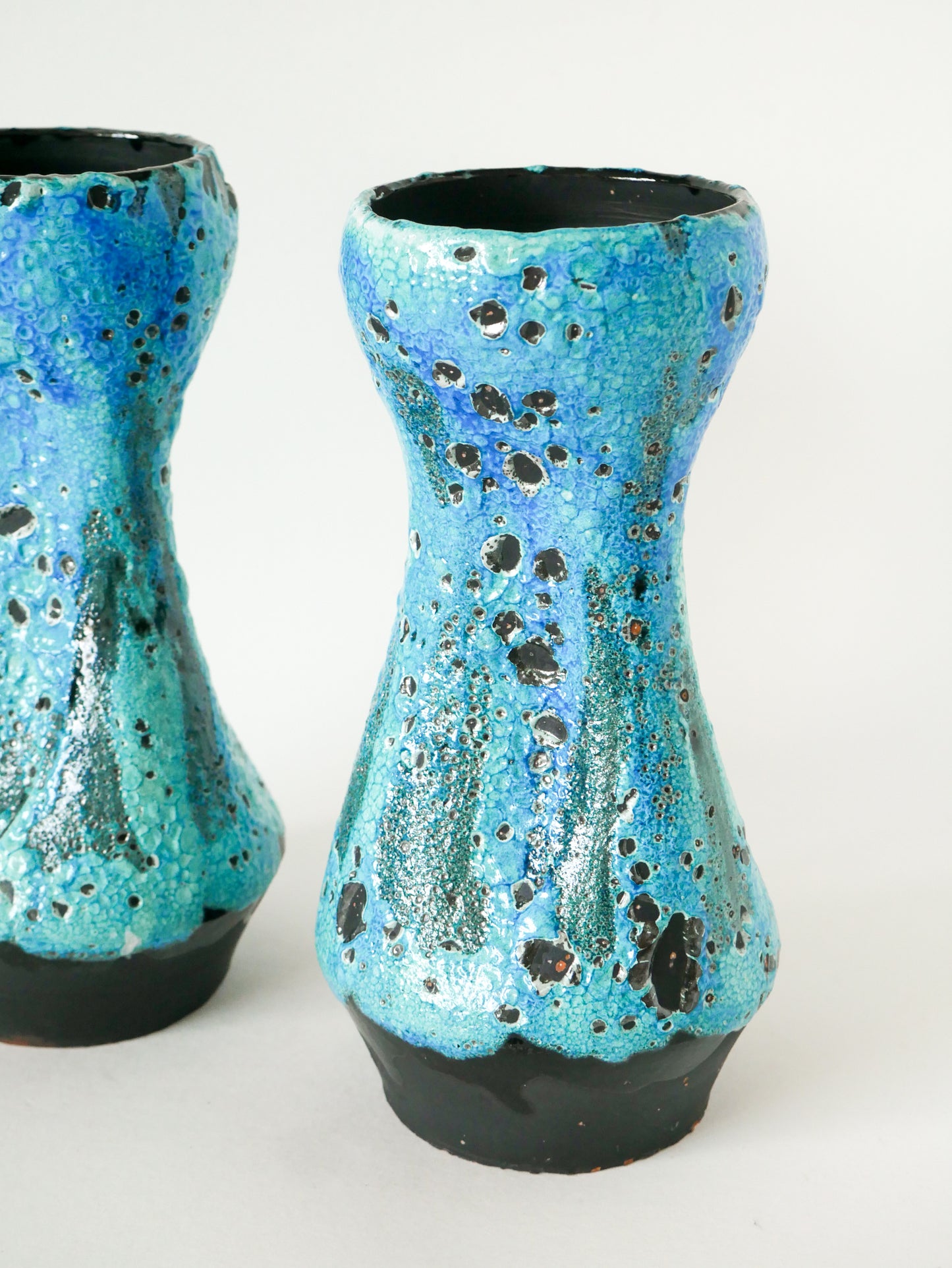 Paire de grands vases en Fat Lava, Bleu Ciel & Noir, 1970