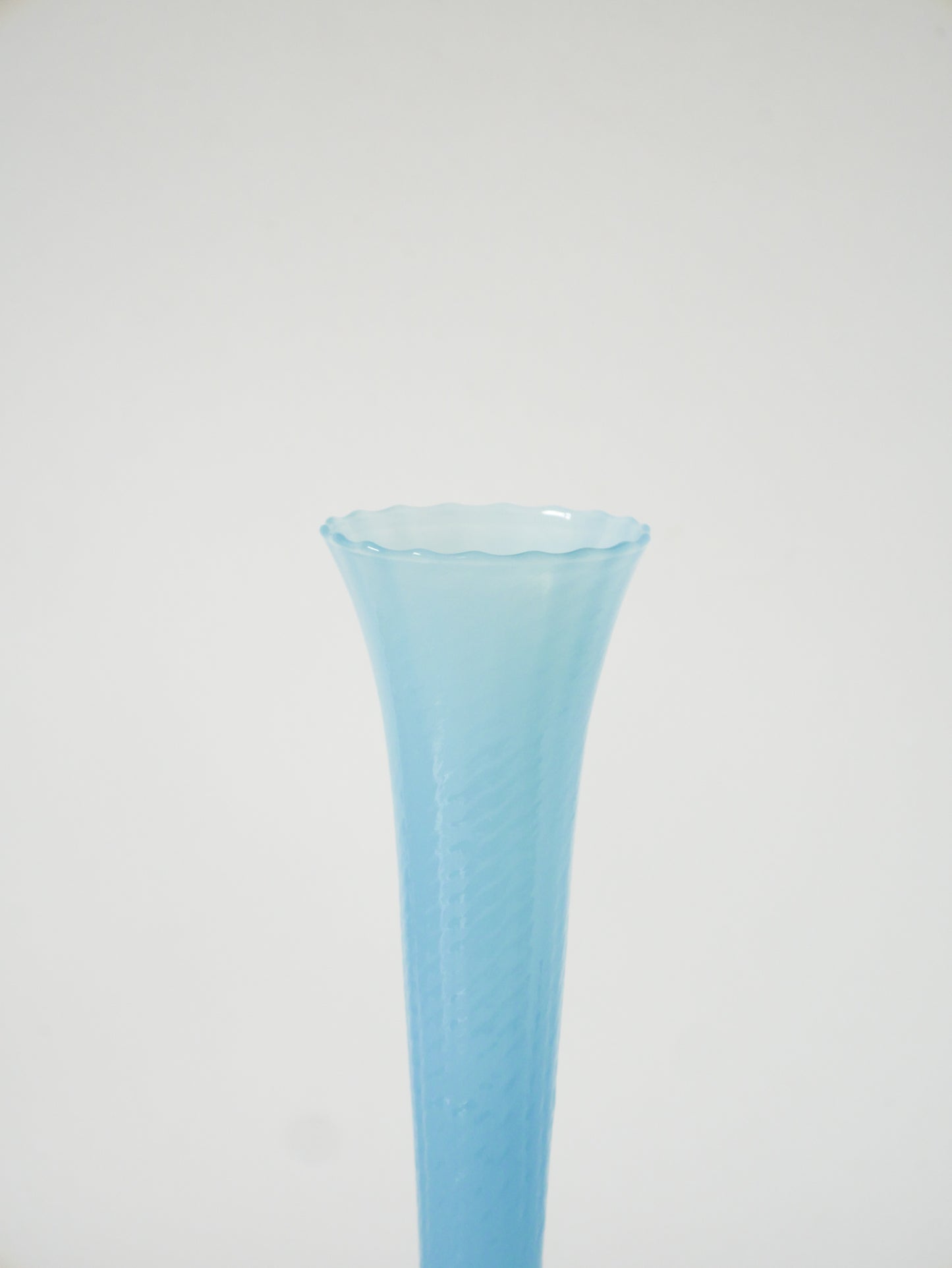 Vase en opaline à col dentelé et texturé, Bleu, 1960