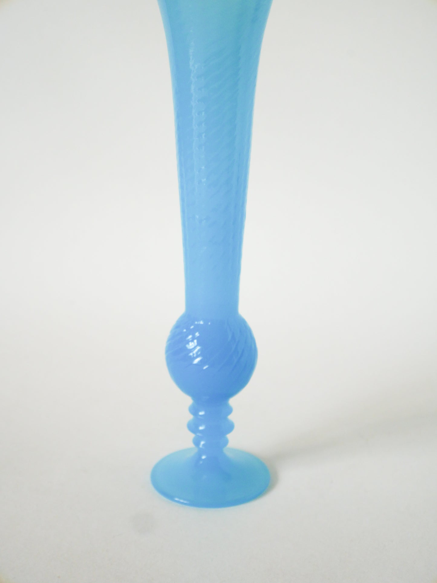 Vase en opaline à col dentelé et texturé, Bleu, 1960