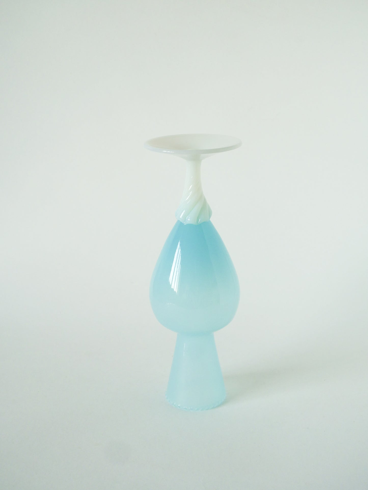 Vase en opaline pieds torsadé, Bleu Ciel et Blanc, 1960