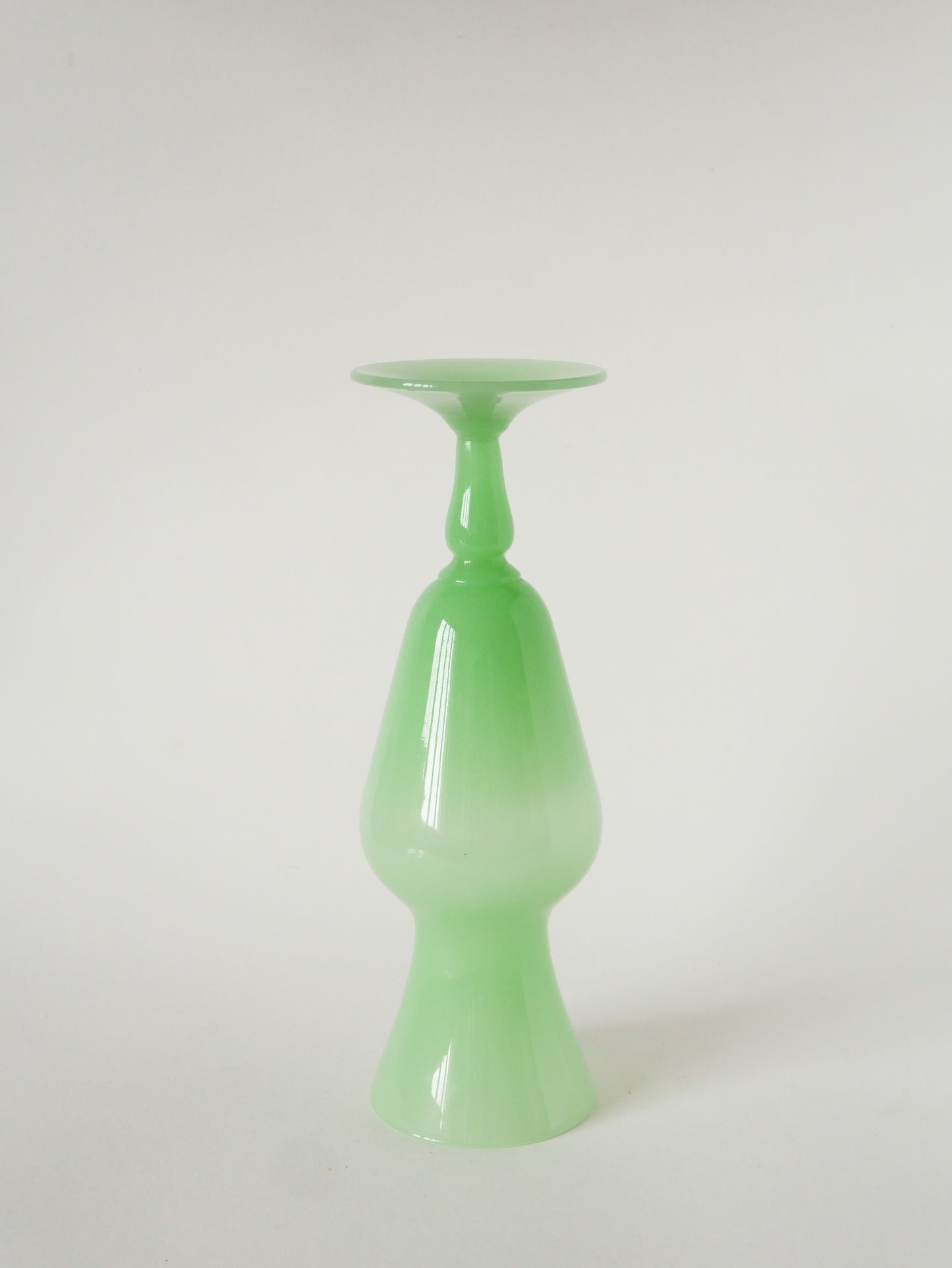Vase en opaline, Vert Pomme, 1970 - 30 X 9.5 cm