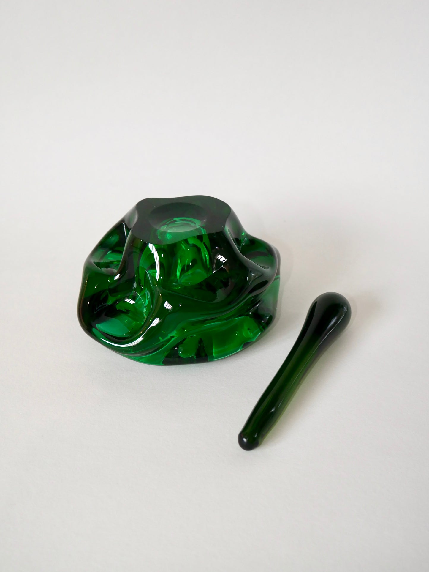 Mortier / vide-poche en verre de Murano vert 1970