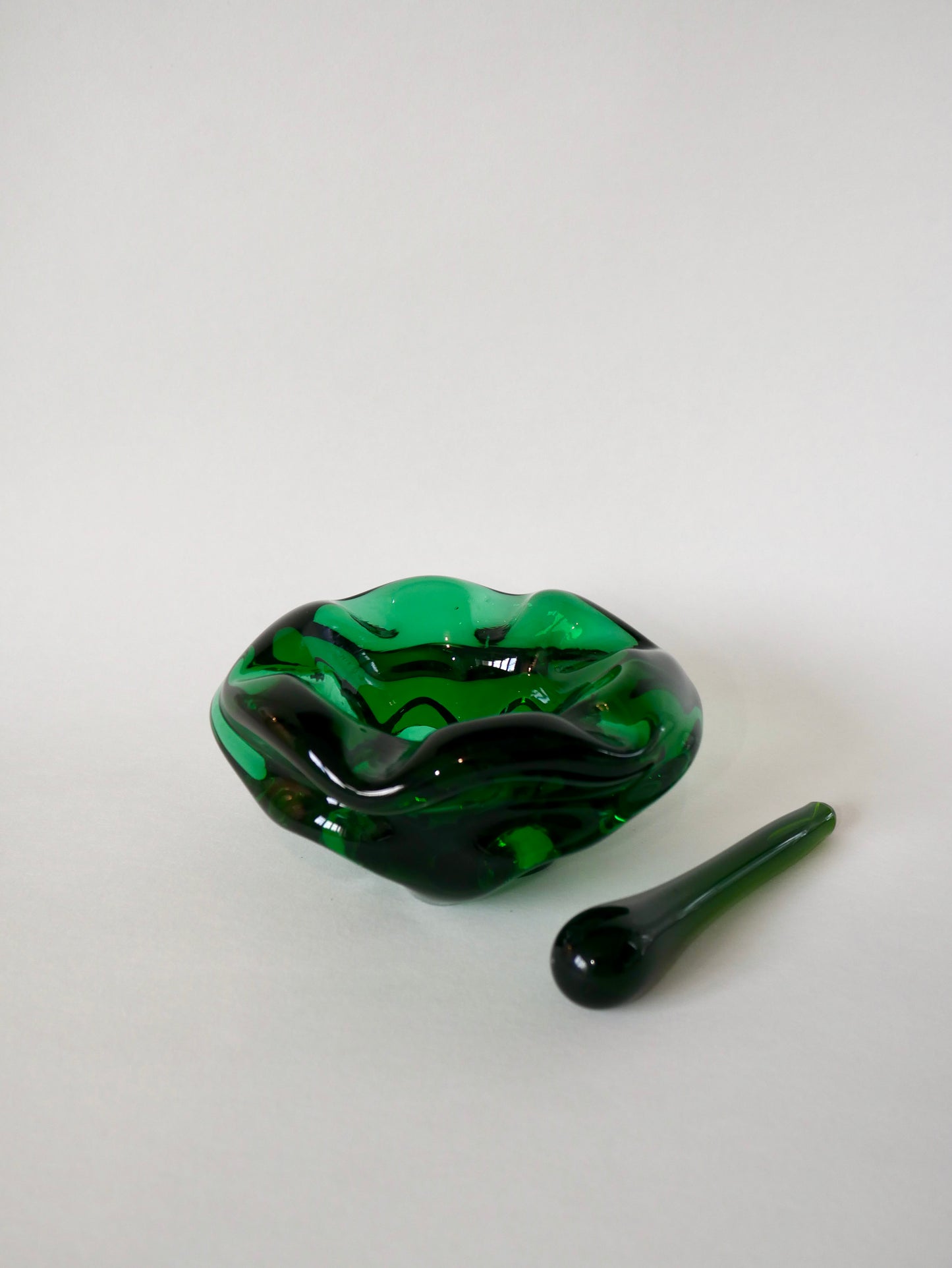 Mortier / vide-poche en verre de Murano vert 1970