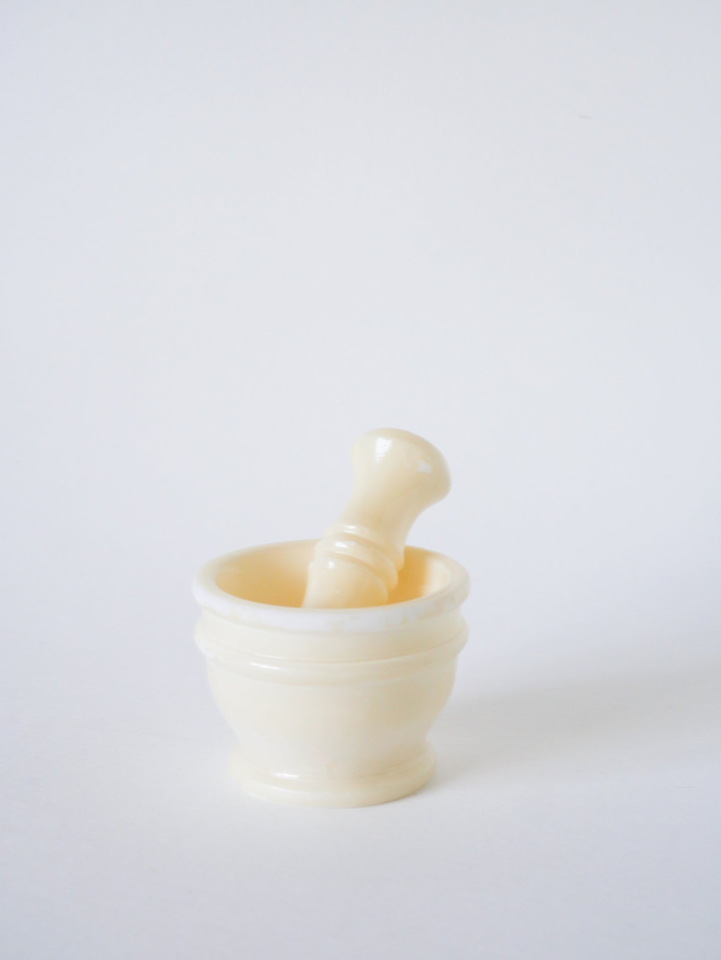 Petit mortier en albâtre avec pilon, Blanc, 1970