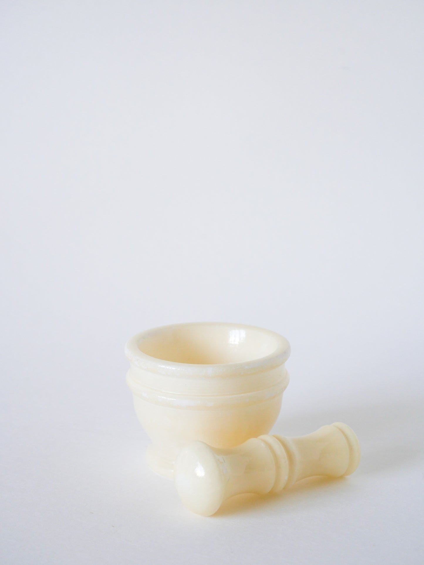 Petit mortier en albâtre avec pilon, Blanc, 1970