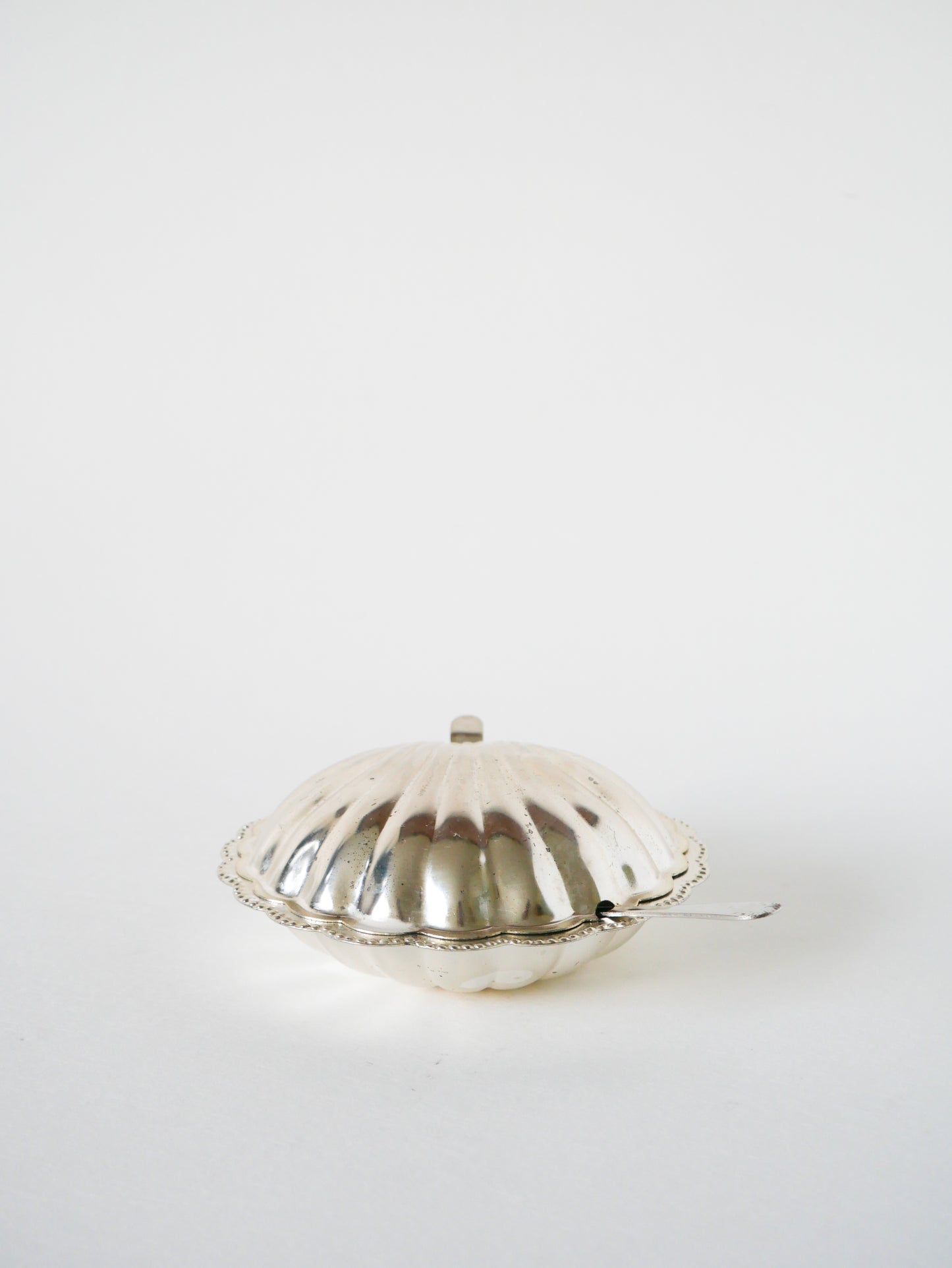 Beurrier coquillage en inox et verre blanc, avec couteau, 1970