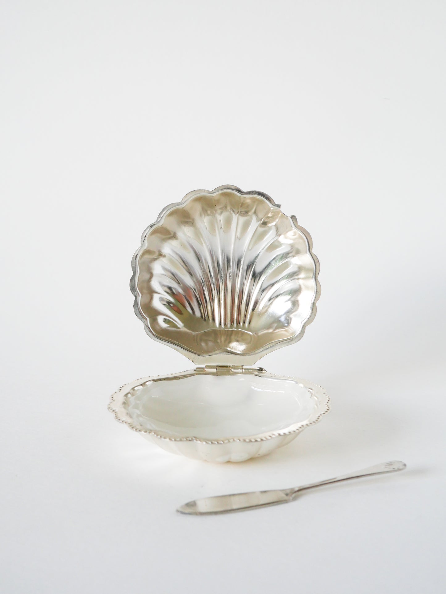 Beurrier coquillage en inox et verre blanc, avec couteau, 1970