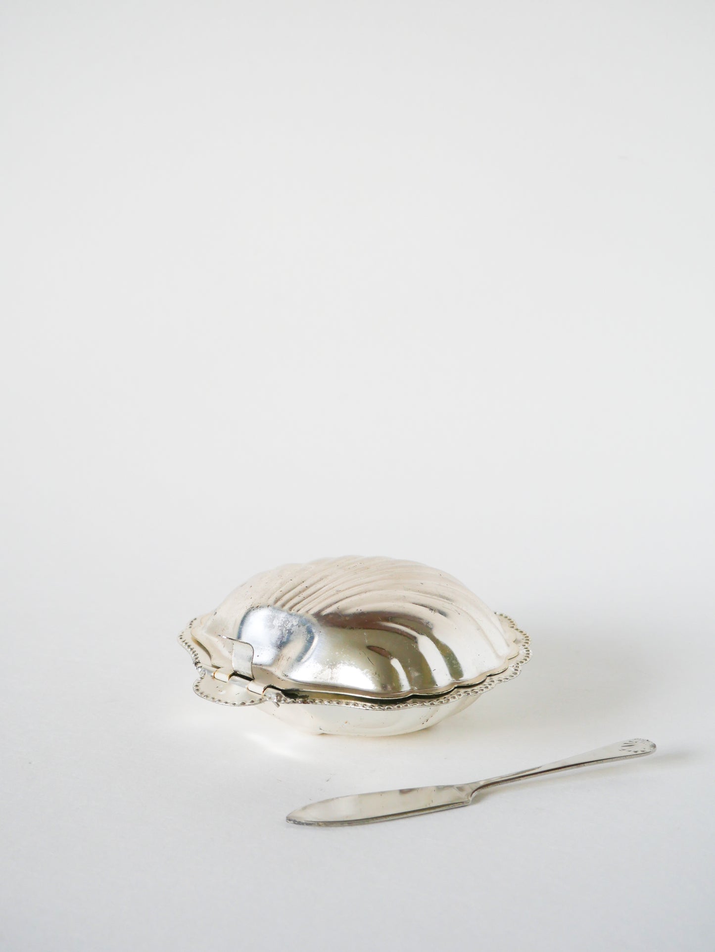 Beurrier coquillage en inox et verre blanc, avec couteau, 1970