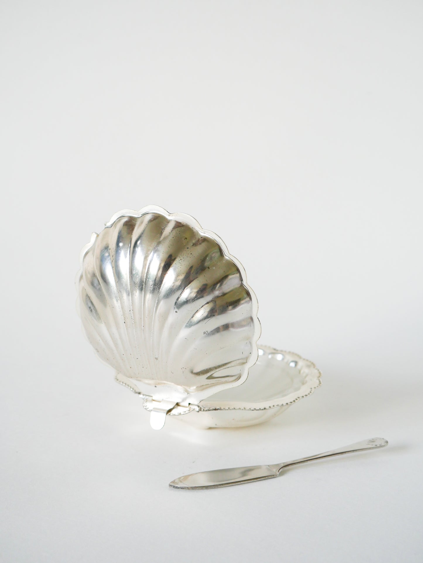Beurrier coquillage en inox et verre blanc, avec couteau, 1970