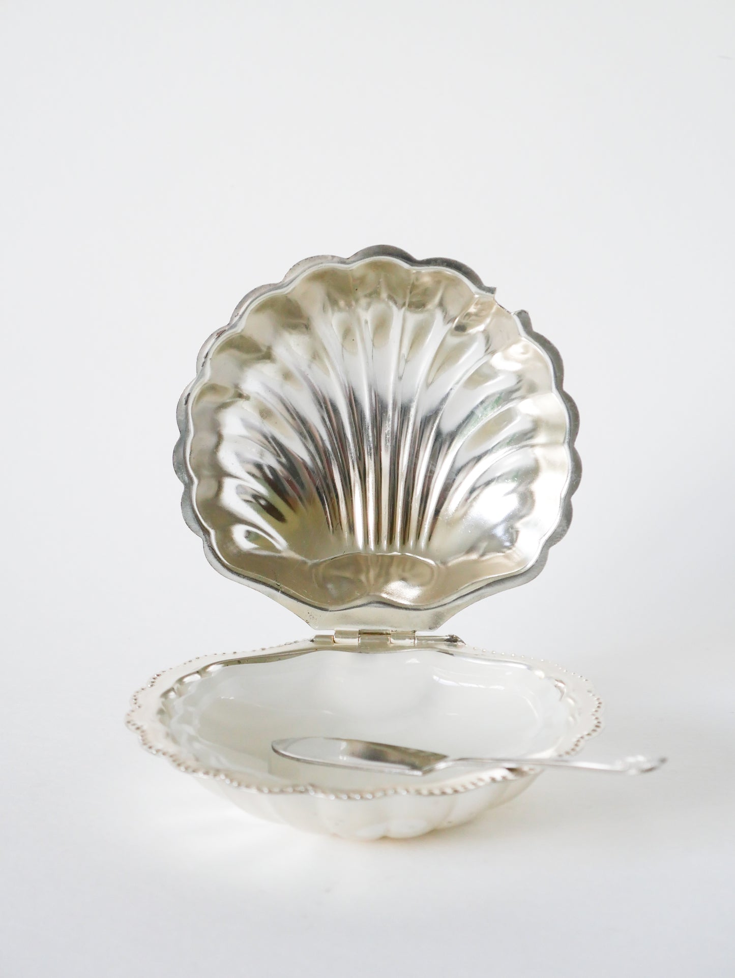 Beurrier coquillage en inox et verre blanc, avec couteau, 1970
