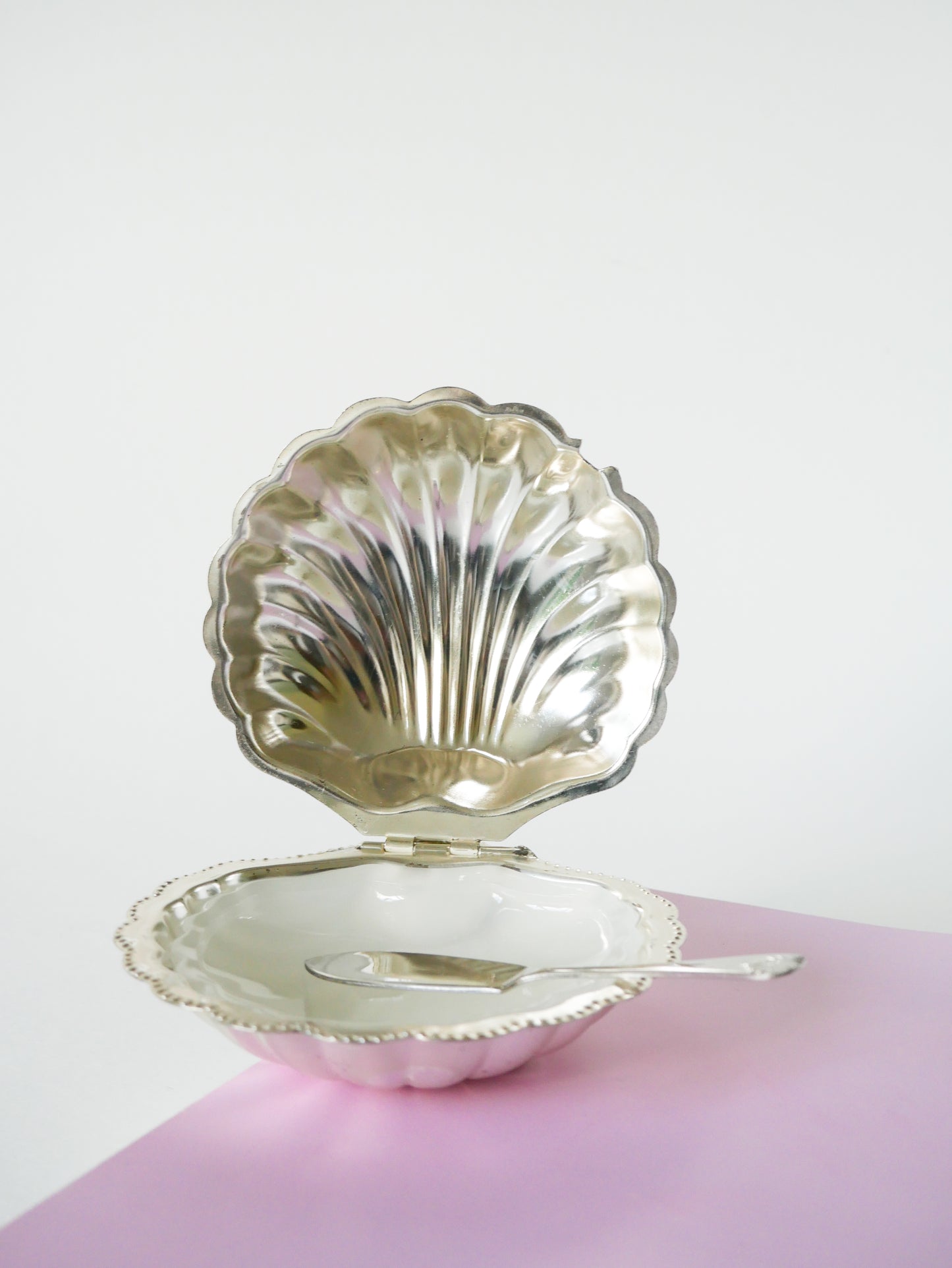 Beurrier coquillage en inox et verre blanc, avec couteau, 1970