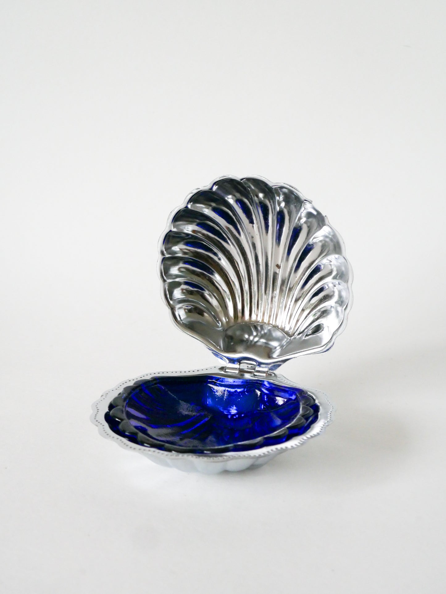 Vide-poche coquillage en métal et verre bleu, 1970