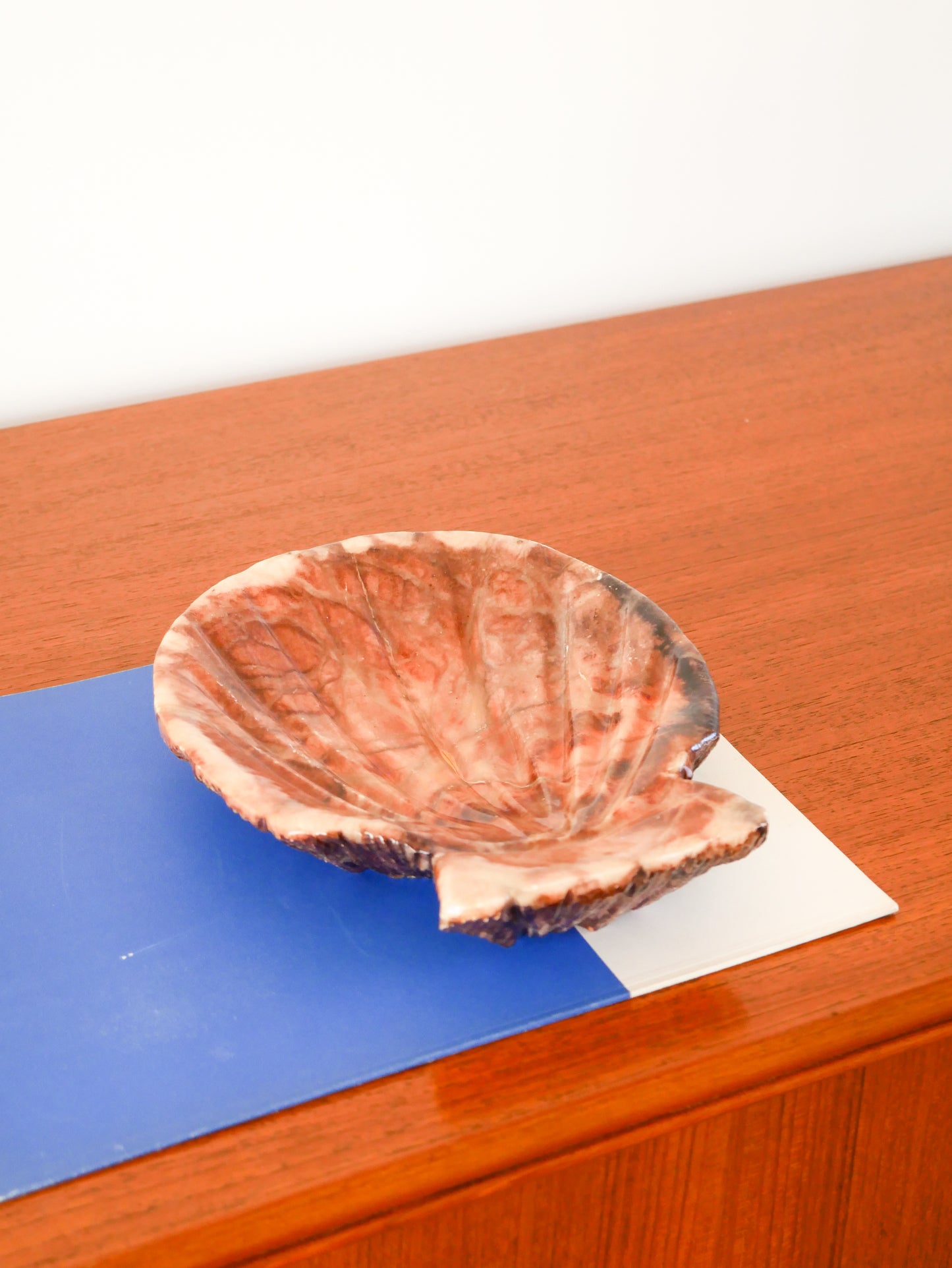 Grand vide-poche en albâtre en forme de coquillage, 1970