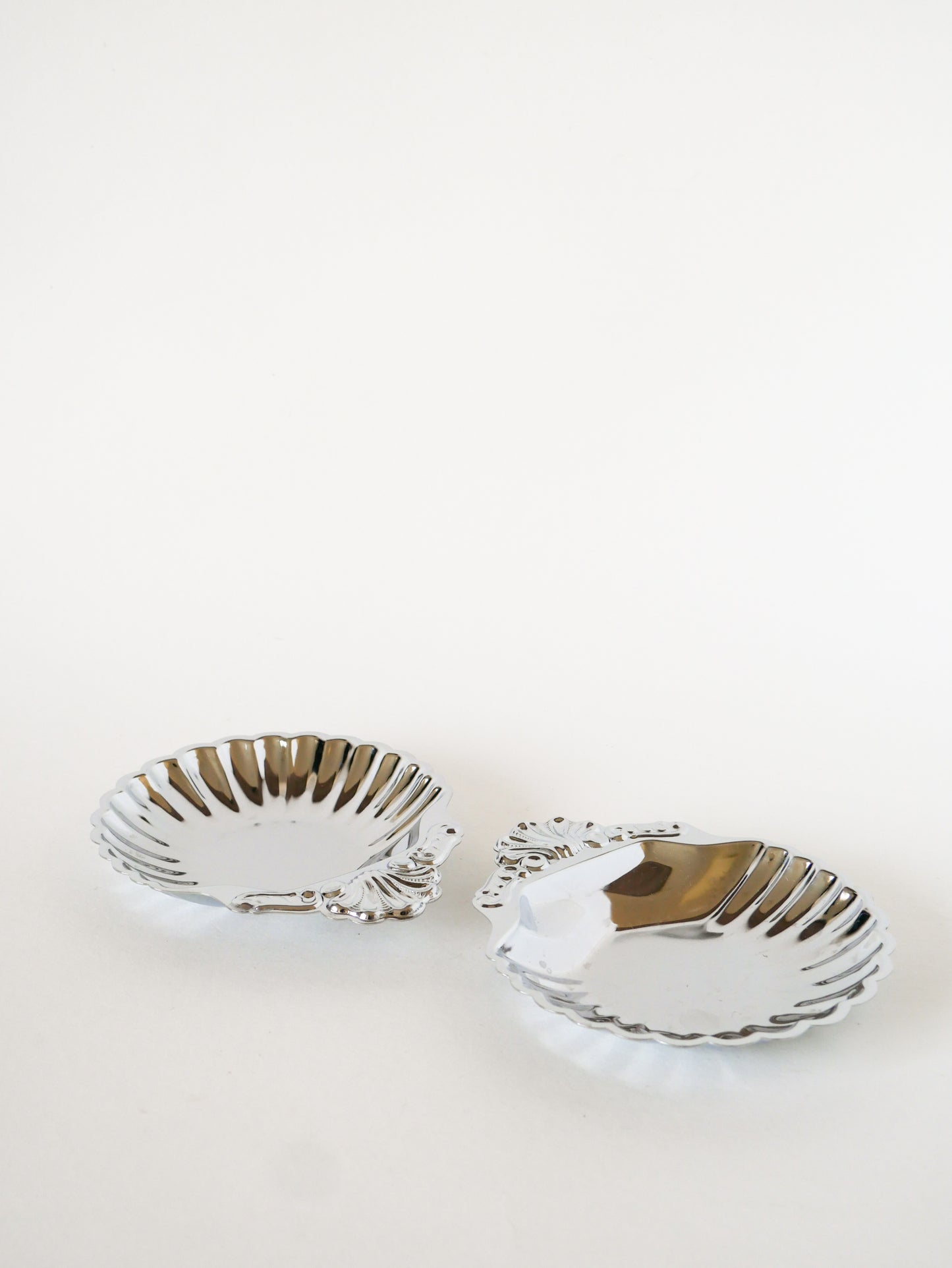 Paire de vide-poches coquillages en inox, travaillés, 1970