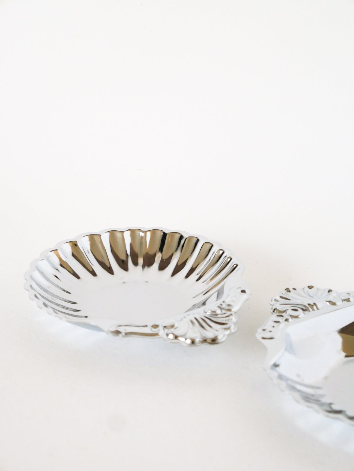 Paire de vide-poches coquillages en inox, travaillés, 1970