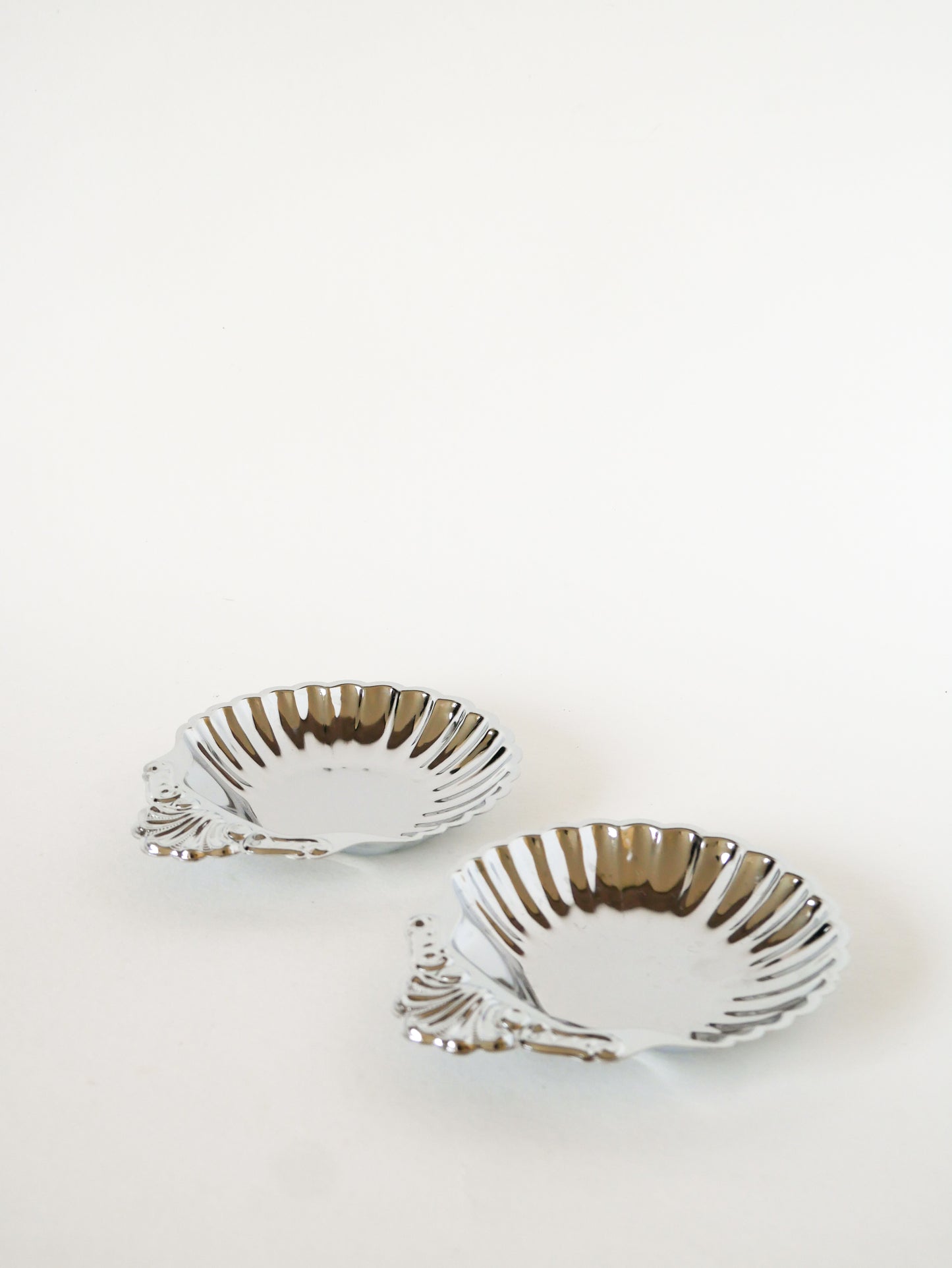 Paire de vide-poches coquillages en inox, travaillés, 1970