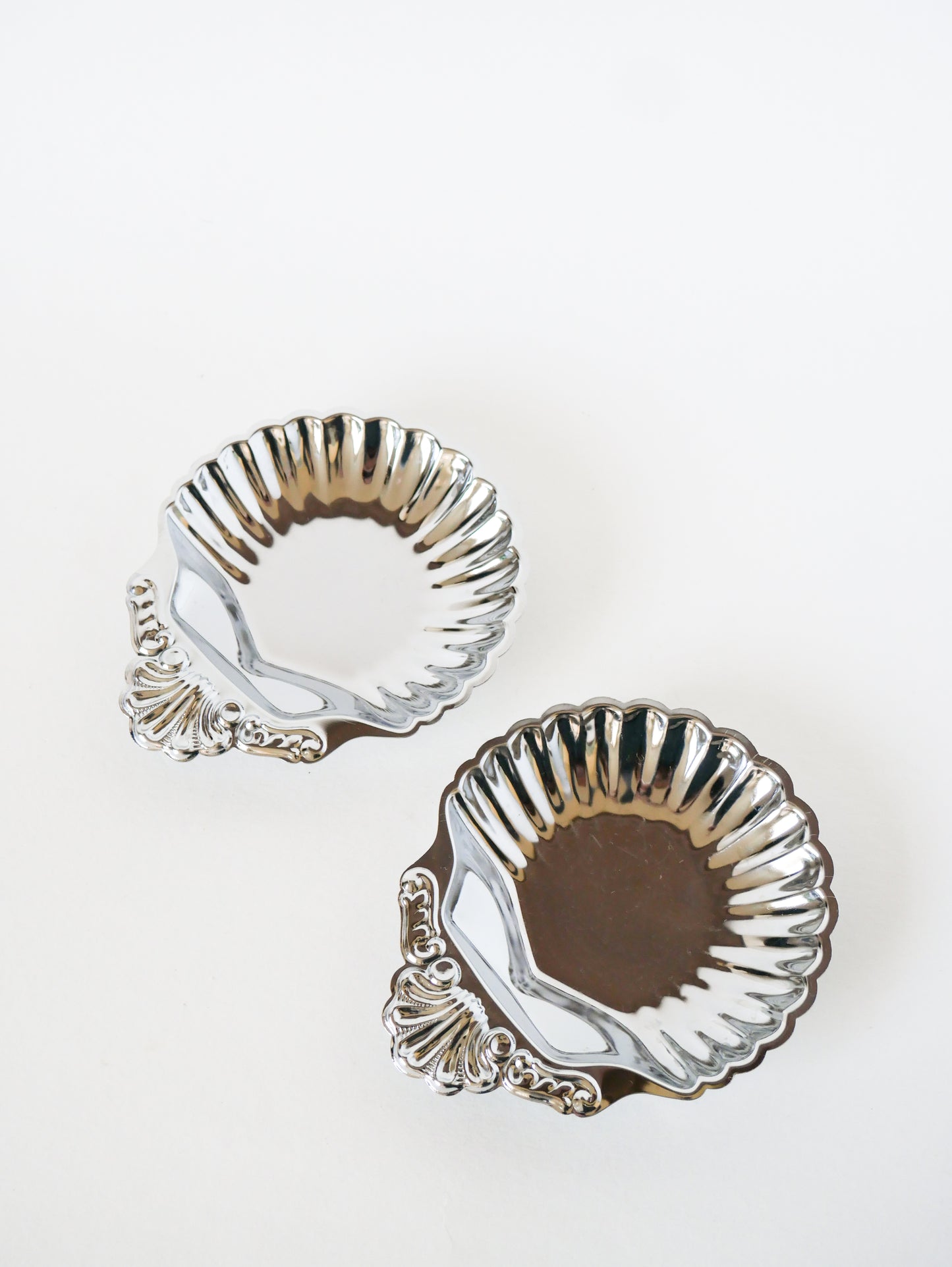 Paire de vide-poches coquillages en inox, travaillés, 1970
