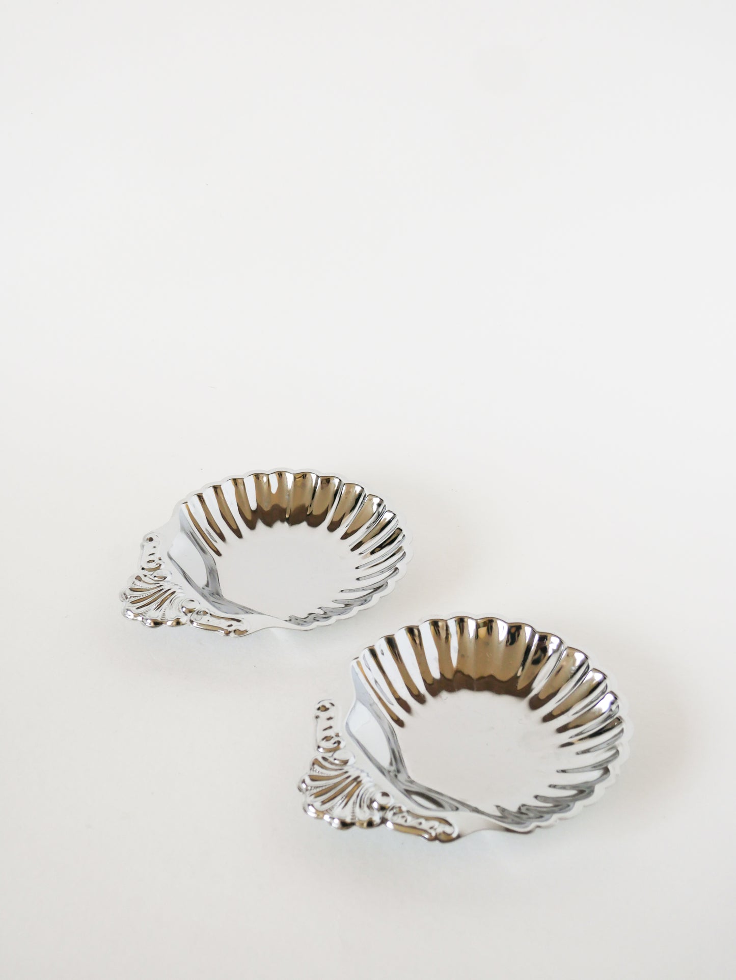Paire de vide-poches coquillages en inox, travaillés, 1970