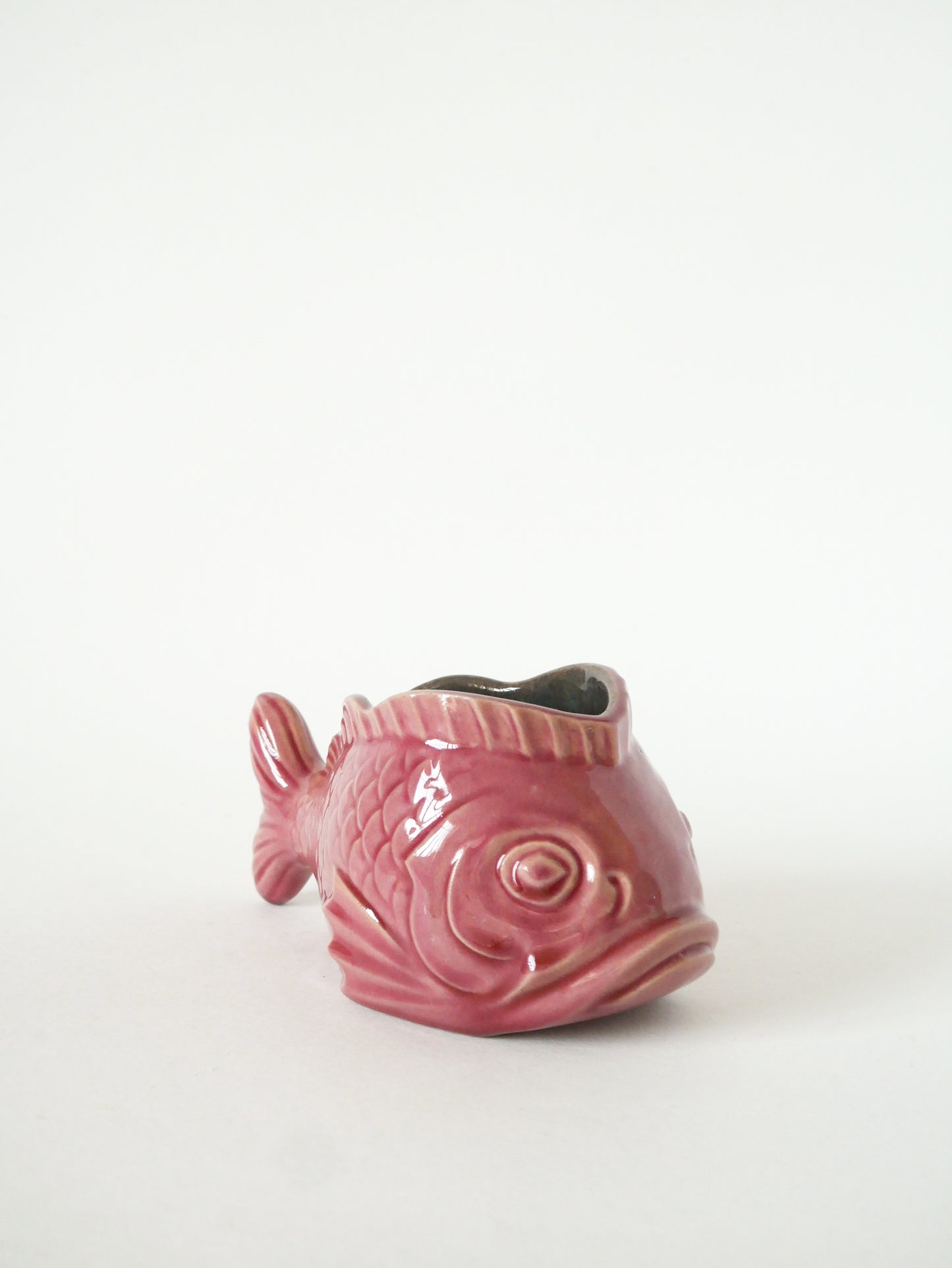 Vide-poche en barbotine, modèle Poisson, Rose, 1970