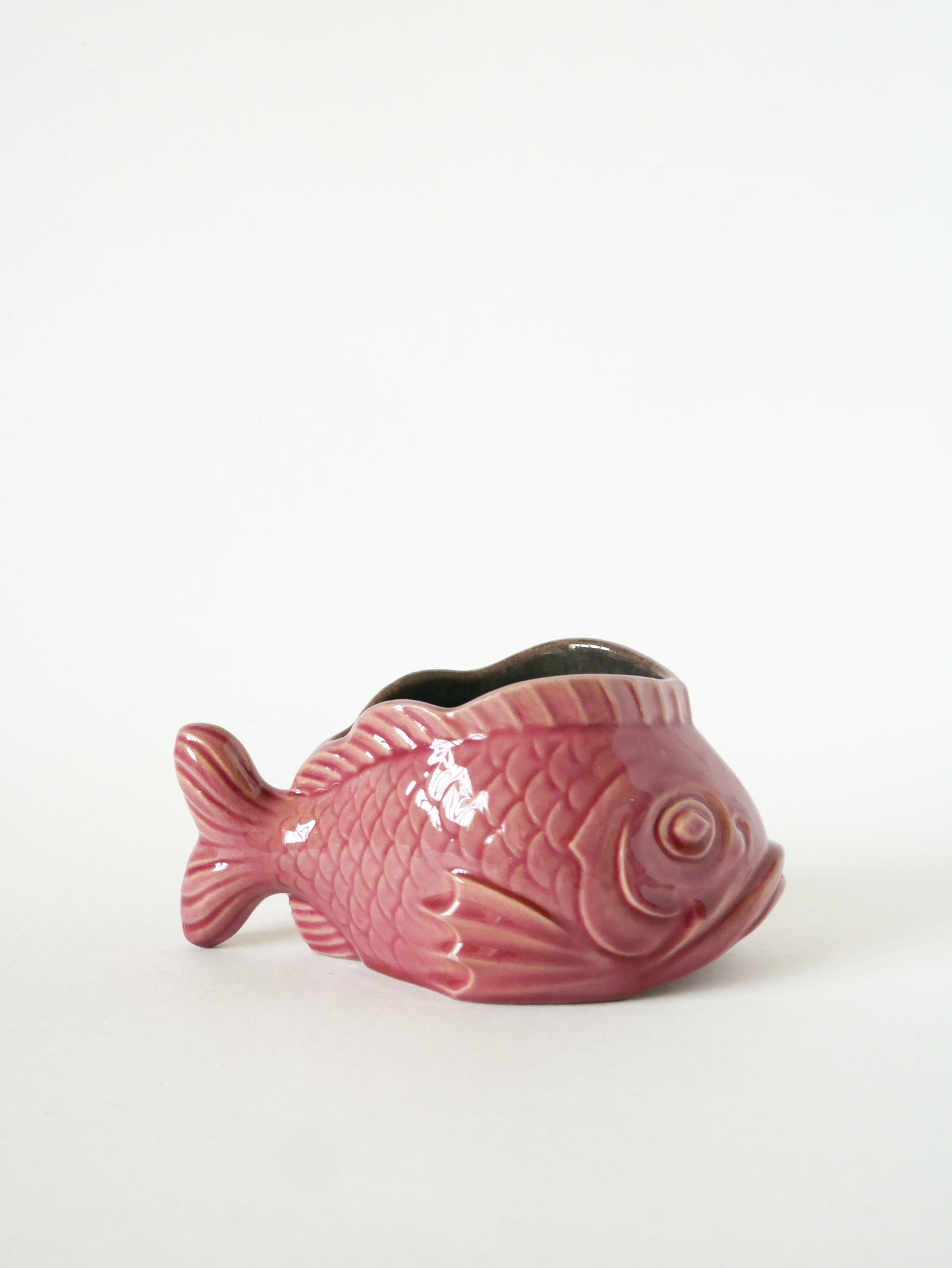 Vide-poche en barbotine, modèle Poisson, Rose, 1970
