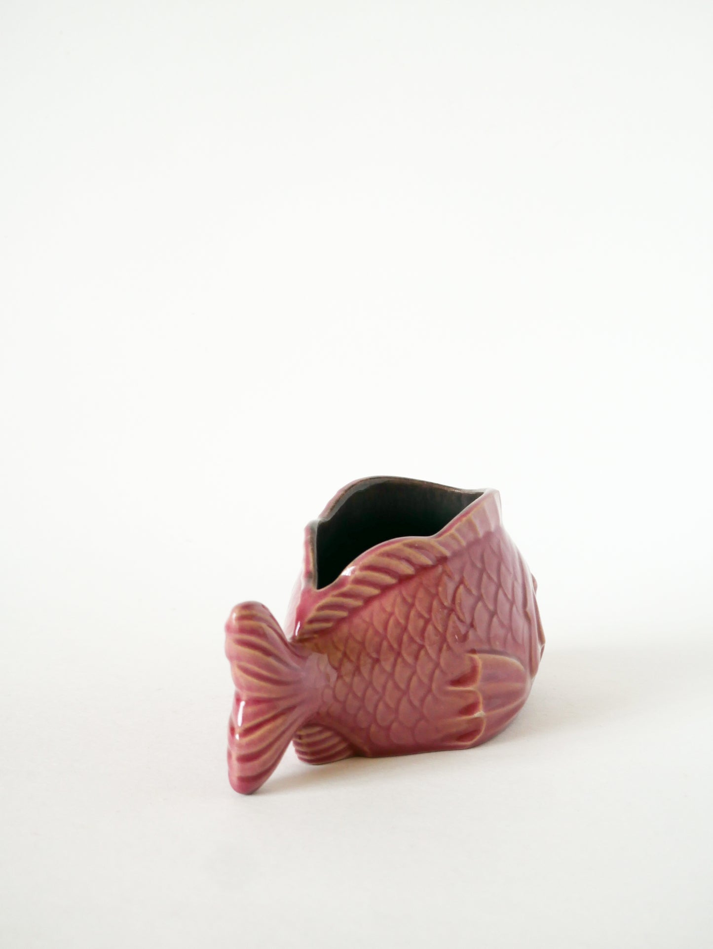 Vide-poche en barbotine, modèle Poisson, Rose, 1970
