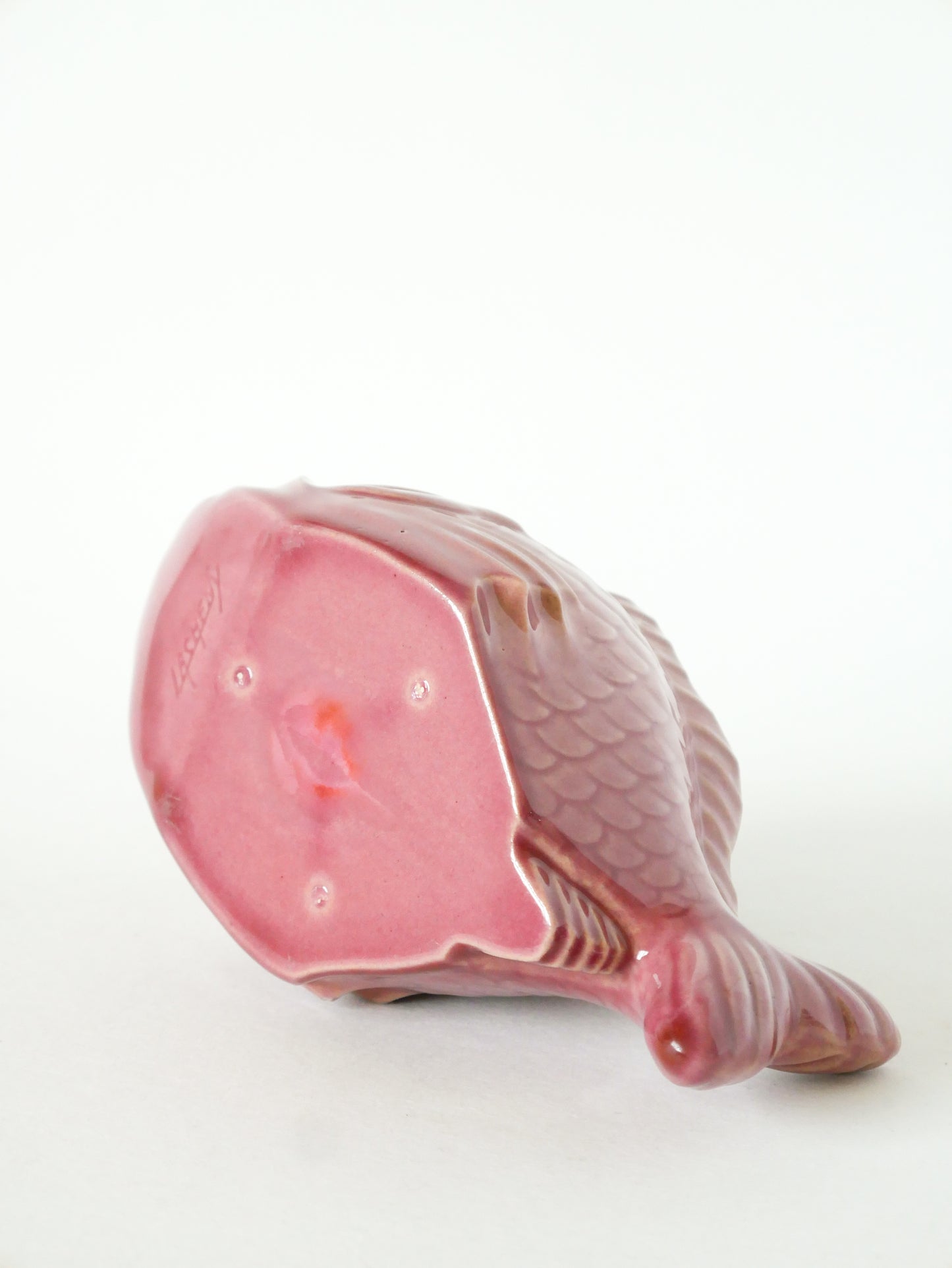 Vide-poche en barbotine, modèle Poisson, Rose, 1970
