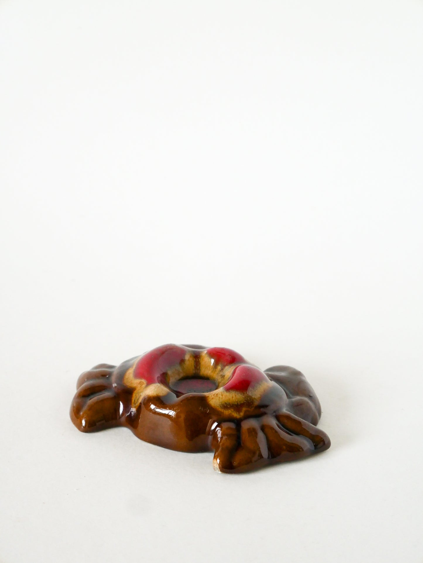 Cendrier en barbotine, modèle Crabe, Marron et Rouge, 1970