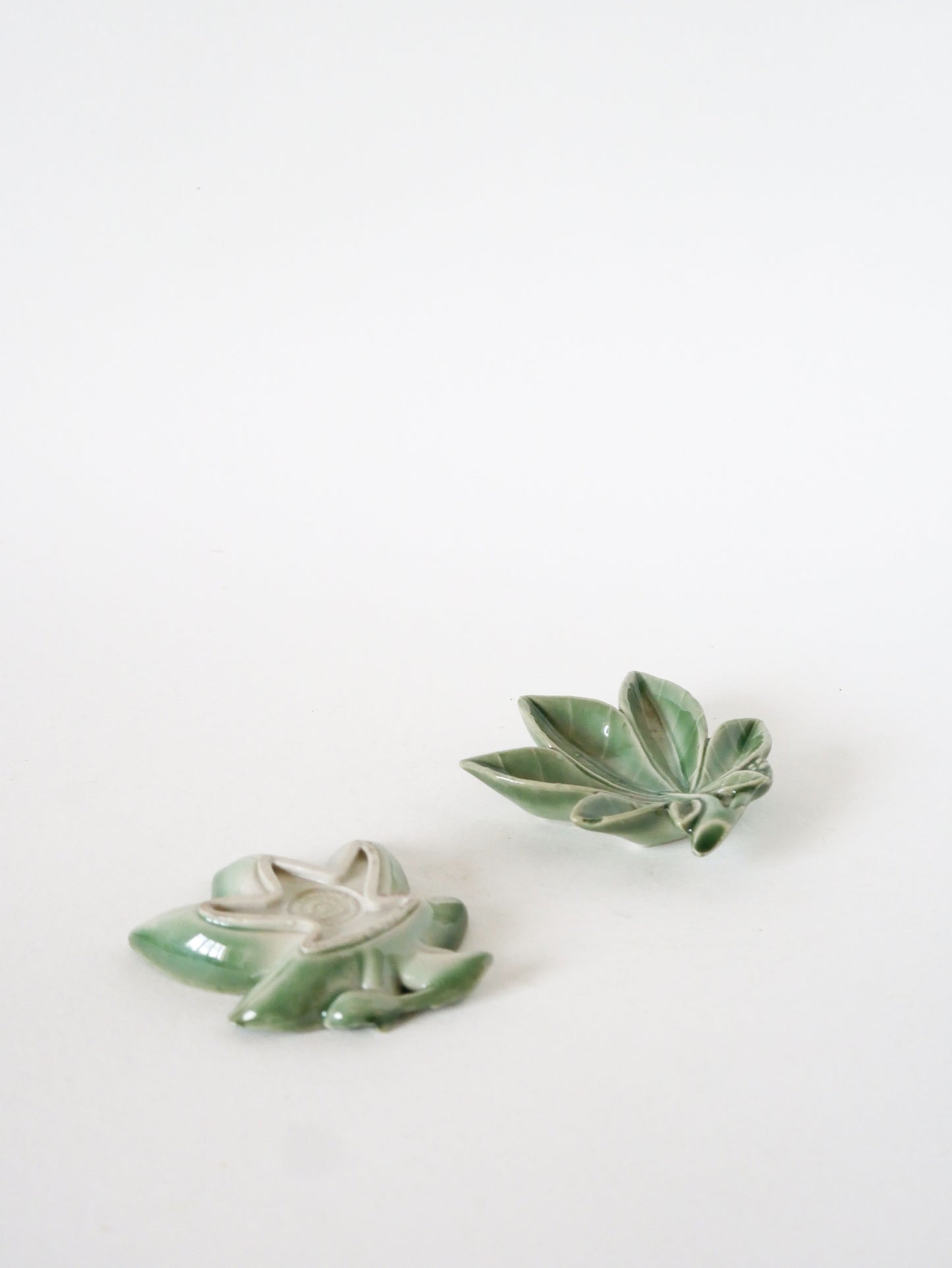 Paire de mini vide-poches en barbotine, Vert, 1960