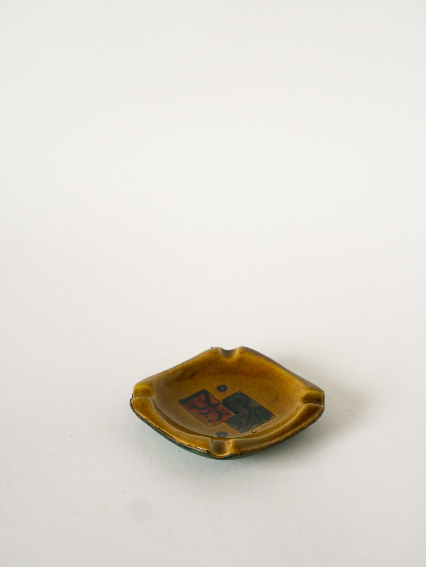 Cendrier en céramique et cuir vert, Motifs abstraits, Noir et Marron, Design, 1960