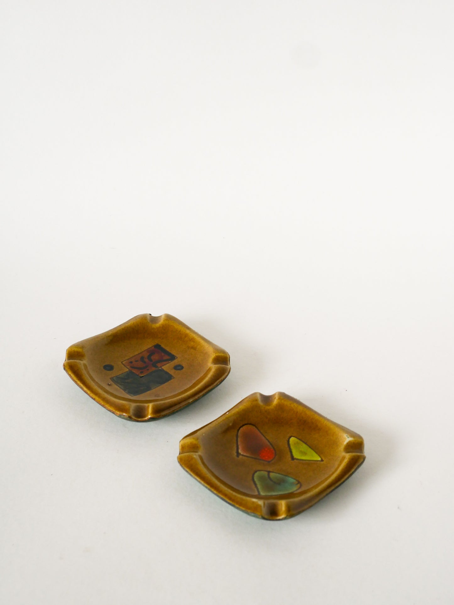 Cendrier en céramique et cuir vert, Motifs abstraits, Noir et Marron, Design, 1960
