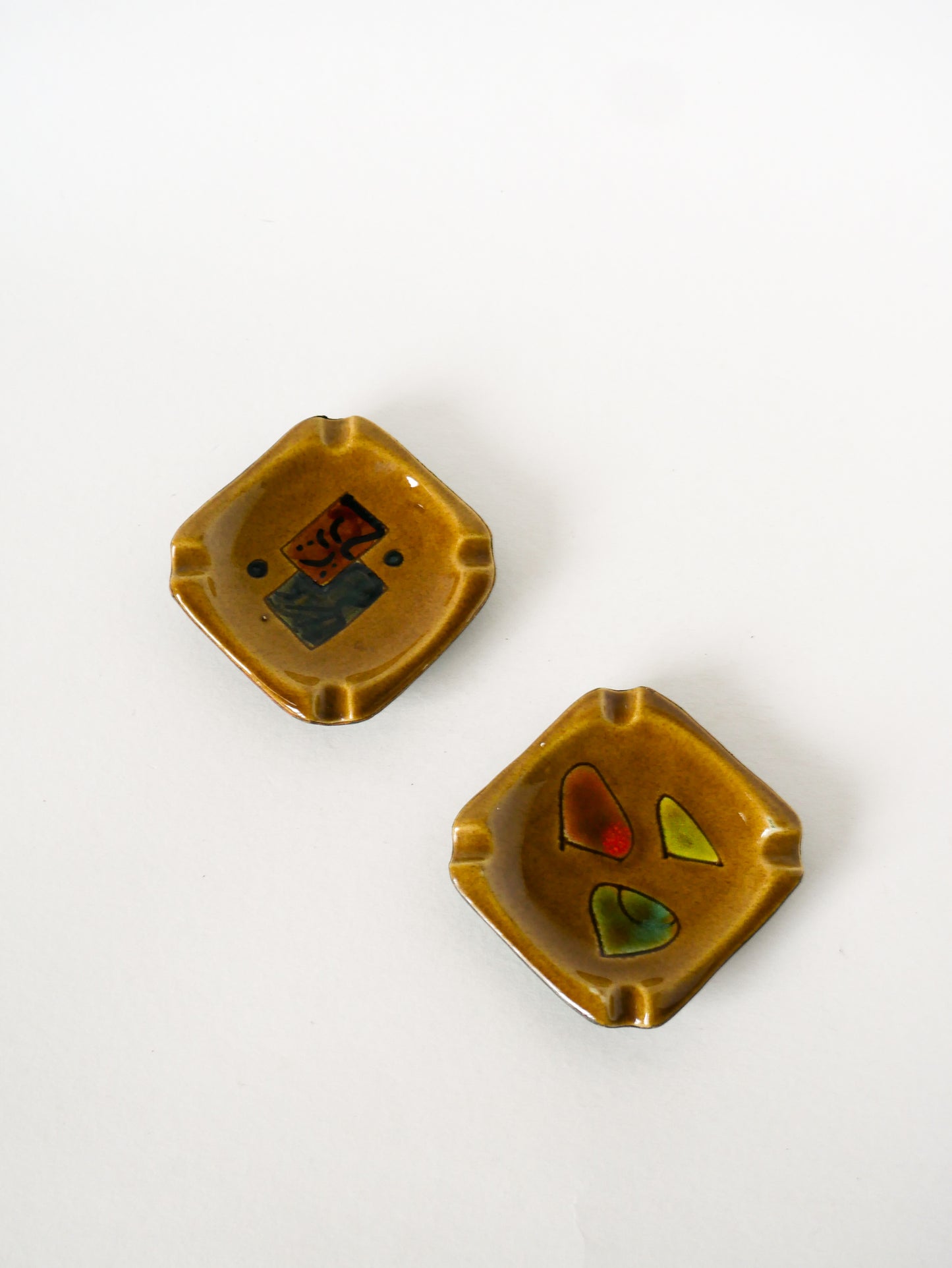 Cendrier en céramique et cuir vert, Motifs abstraits, Noir et Marron, Design, 1960