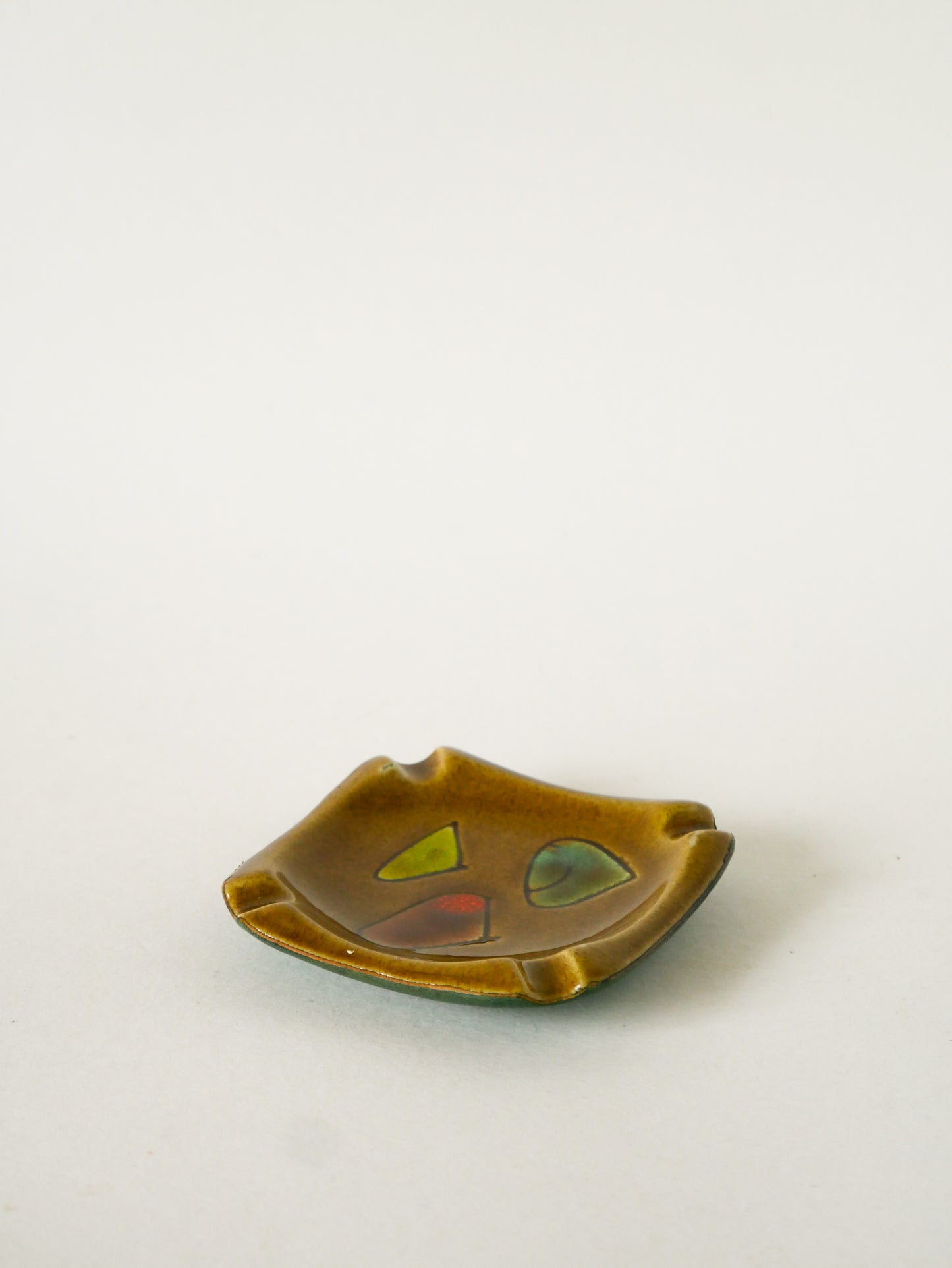Cendrier en céramique et cuir vert, Motifs abstraits, Rouge, Vert et Jaune, Design, 1960