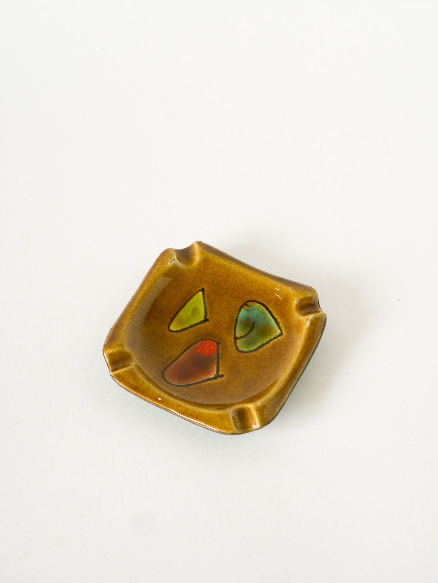 Cendrier en céramique et cuir vert, Motifs abstraits, Rouge, Vert et Jaune, Design, 1960