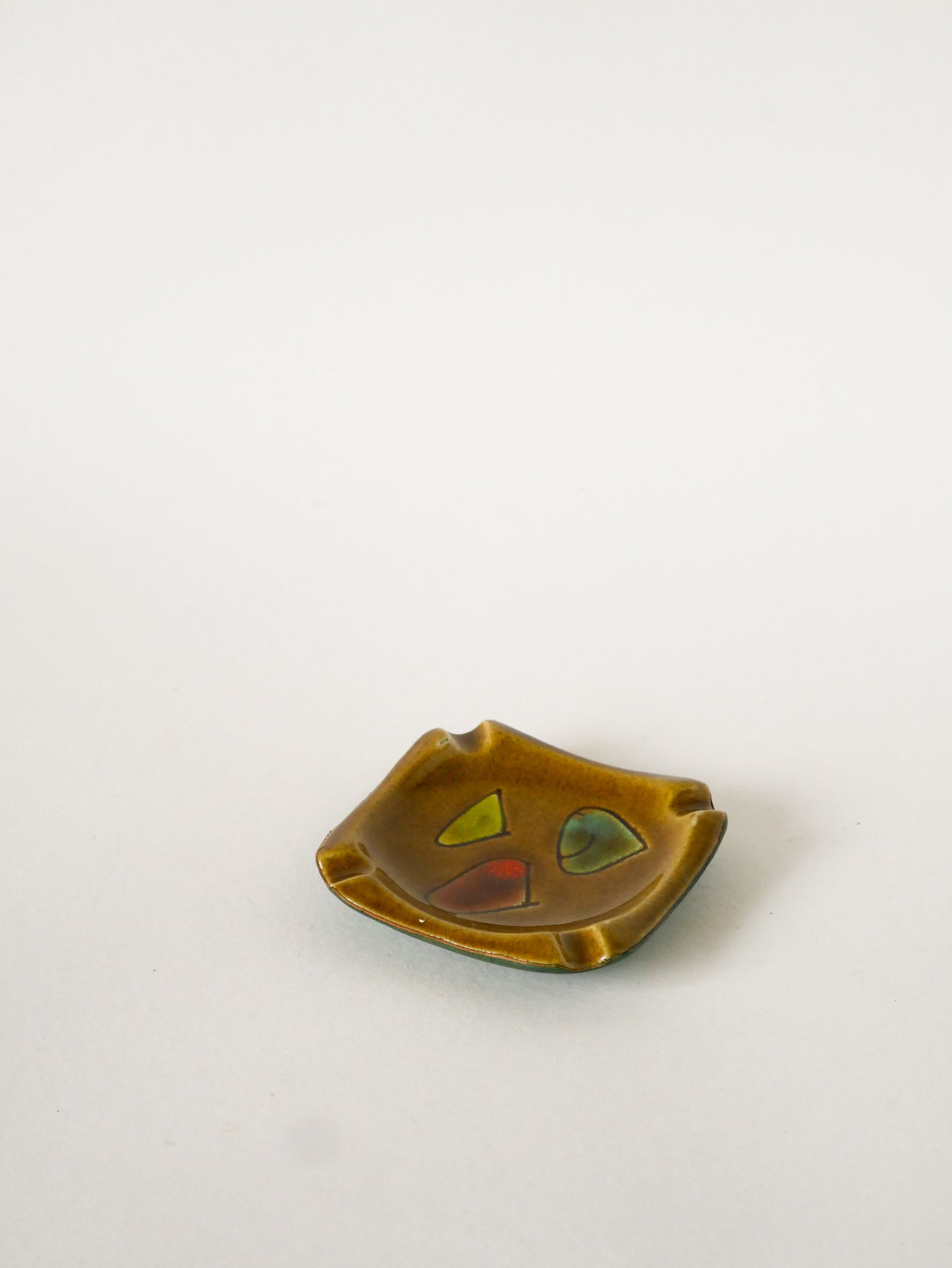 Cendrier en céramique et cuir vert, Motifs abstraits, Rouge, Vert et Jaune, Design, 1960