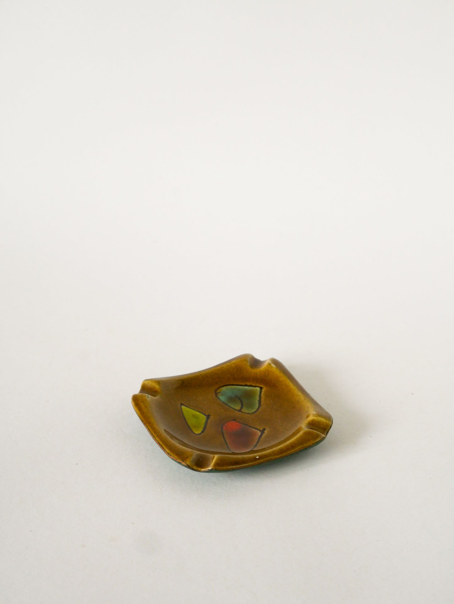 Cendrier en céramique et cuir vert, Motifs abstraits, Rouge, Vert et Jaune, Design, 1960