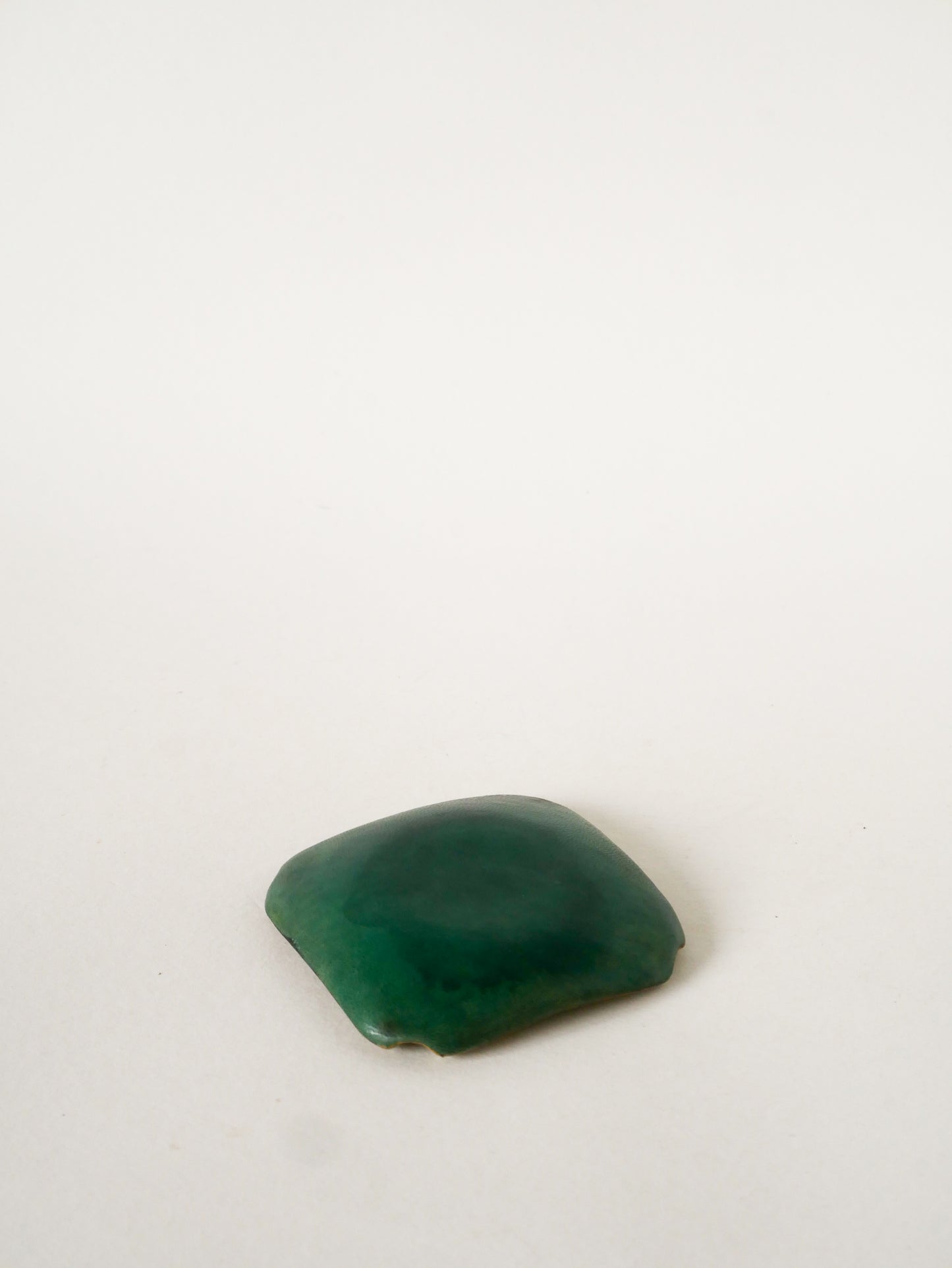 Cendrier en céramique et cuir vert, Motifs abstraits, Rouge, Vert et Jaune, Design, 1960