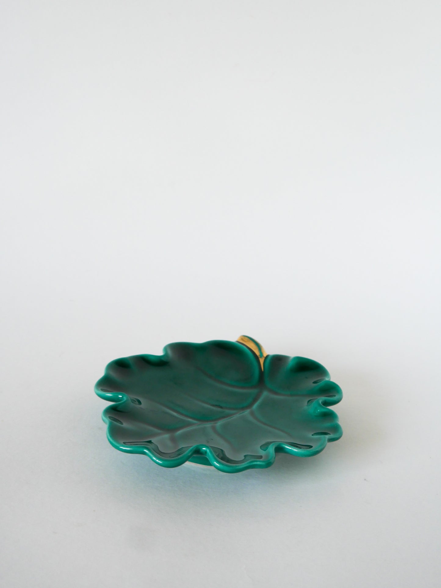 Vide-poche en céramique / barbotine, modèle Feuille, Vert et Doré - 18 X 18 cm