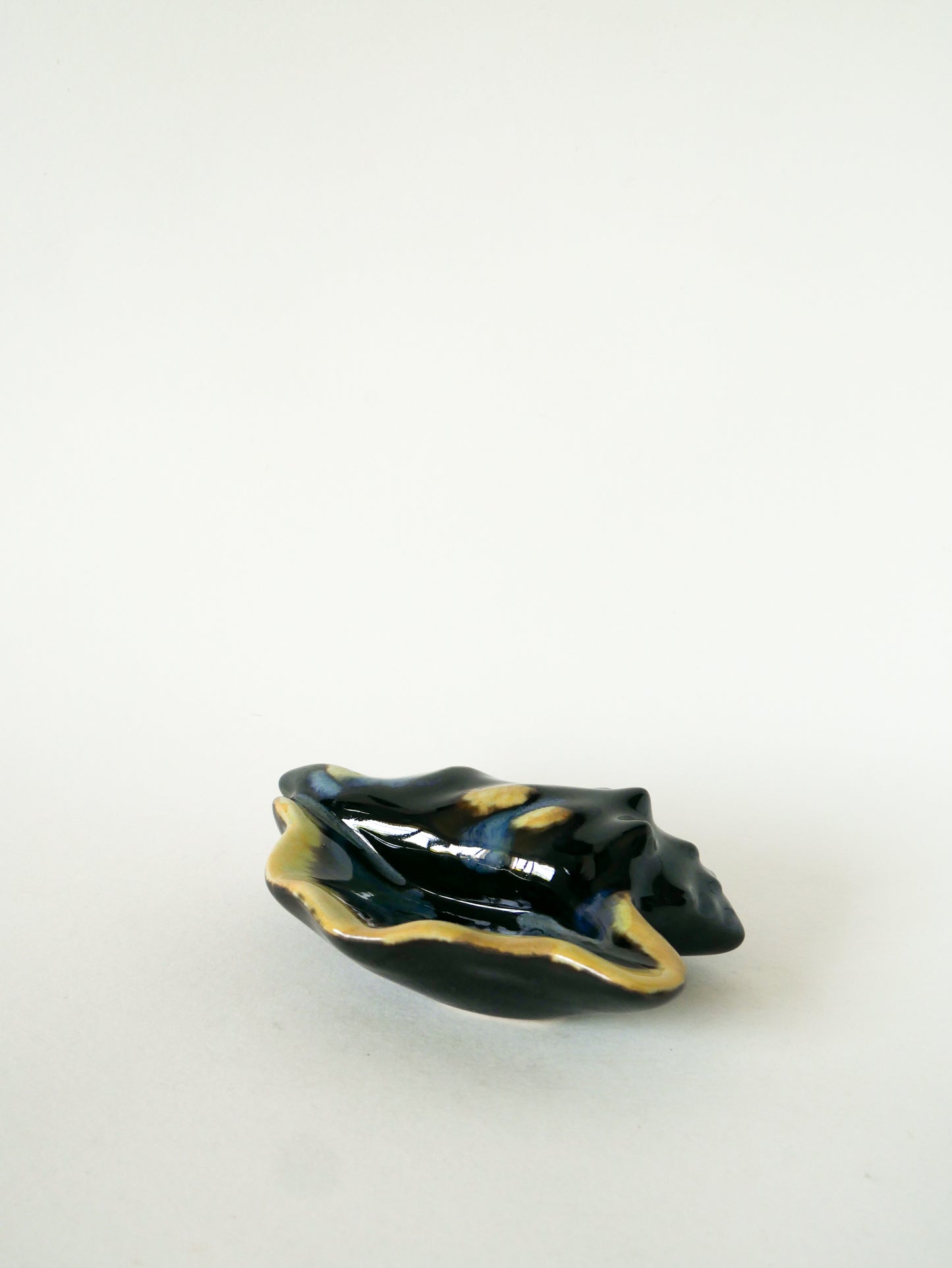 Vide-poche en barbotine, modèle Huîtres, Noir & Bleu, 1970