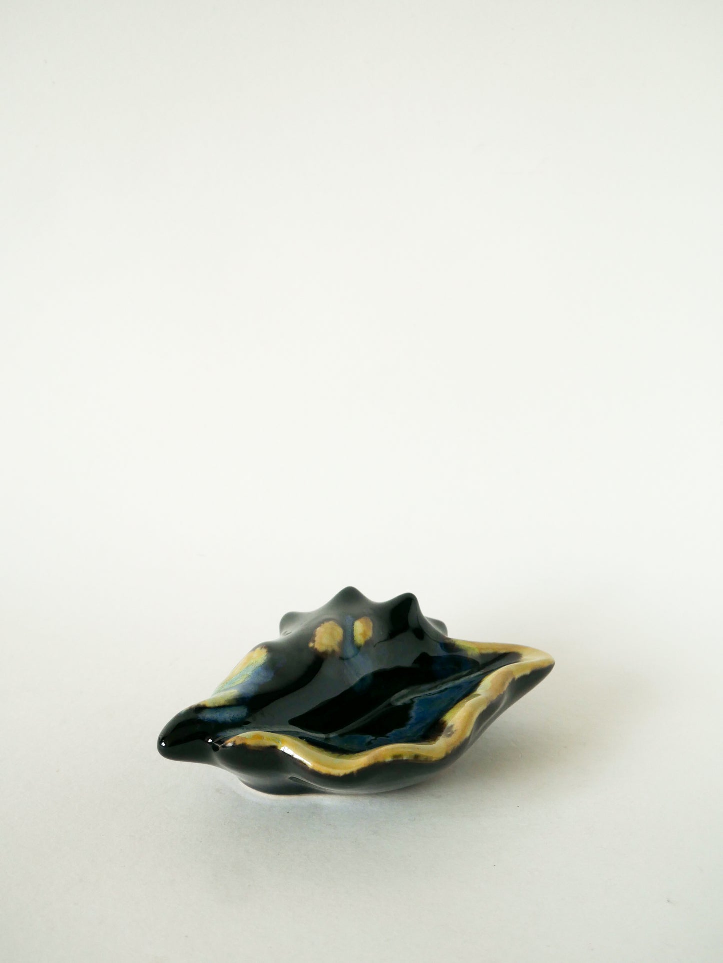 Vide-poche en barbotine, modèle Huîtres, Noir & Bleu, 1970