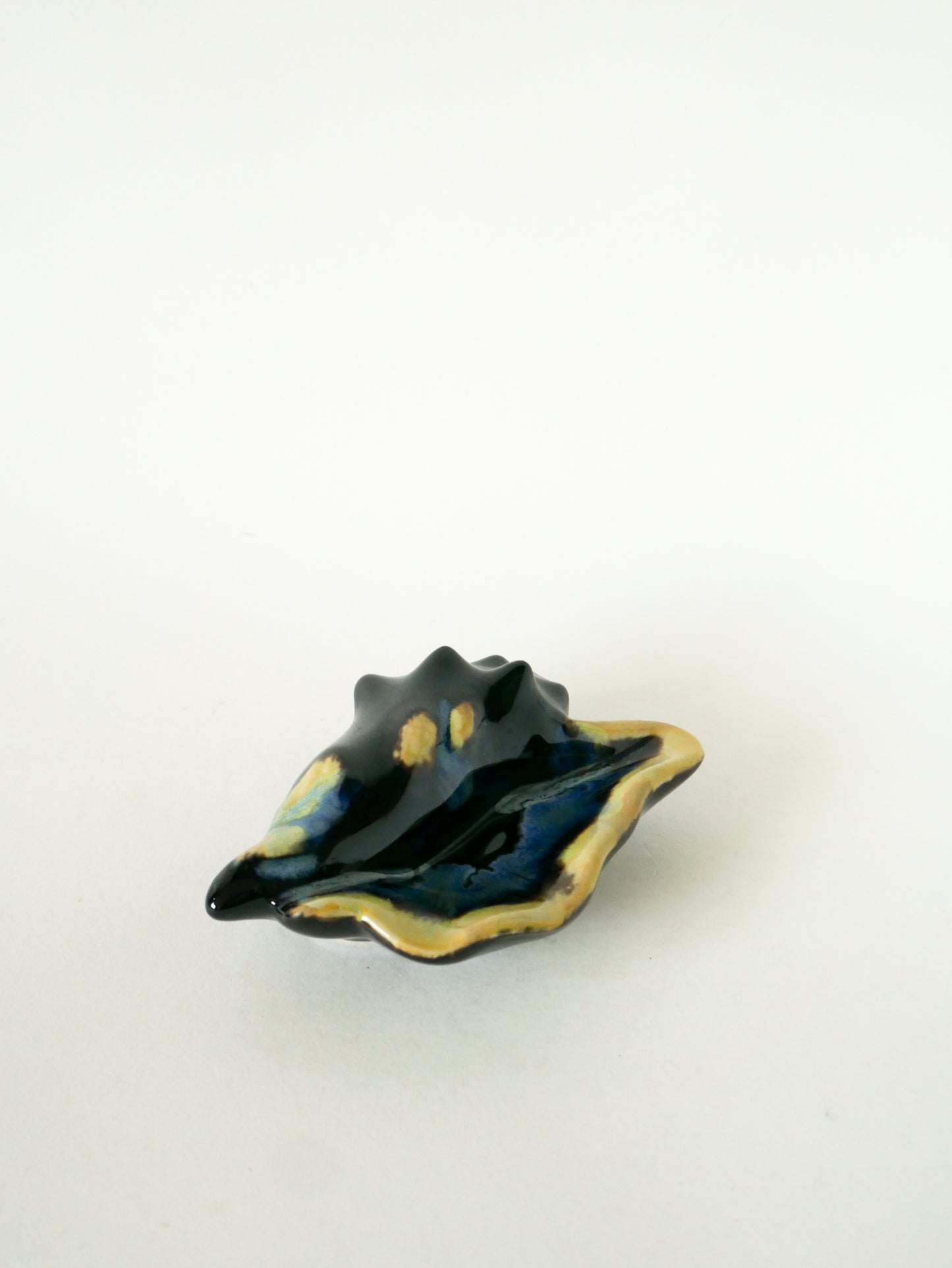 Vide-poche en barbotine, modèle Huîtres, Noir & Bleu, 1970