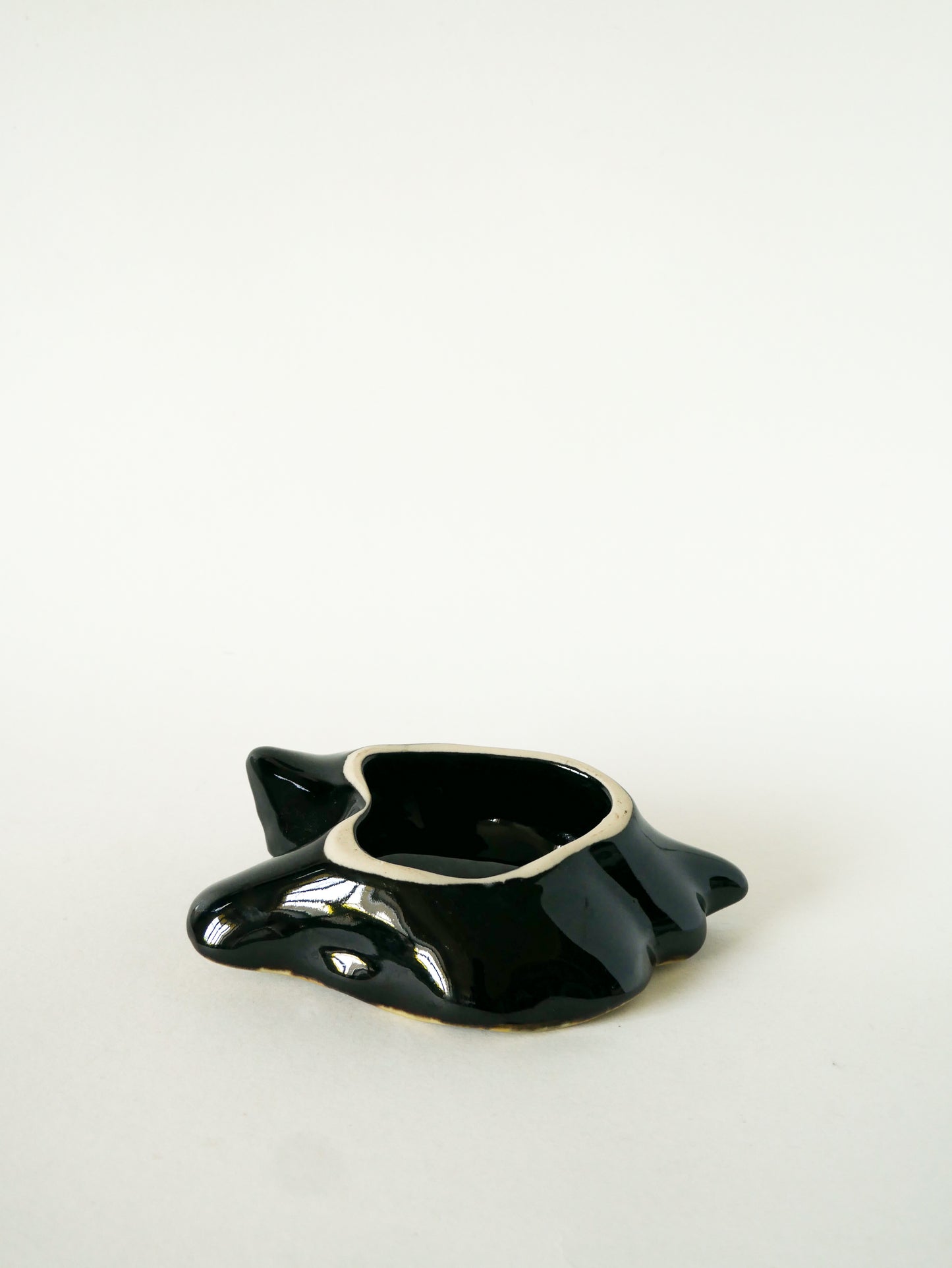 Vide-poche en barbotine, modèle Huîtres, Noir & Bleu, 1970