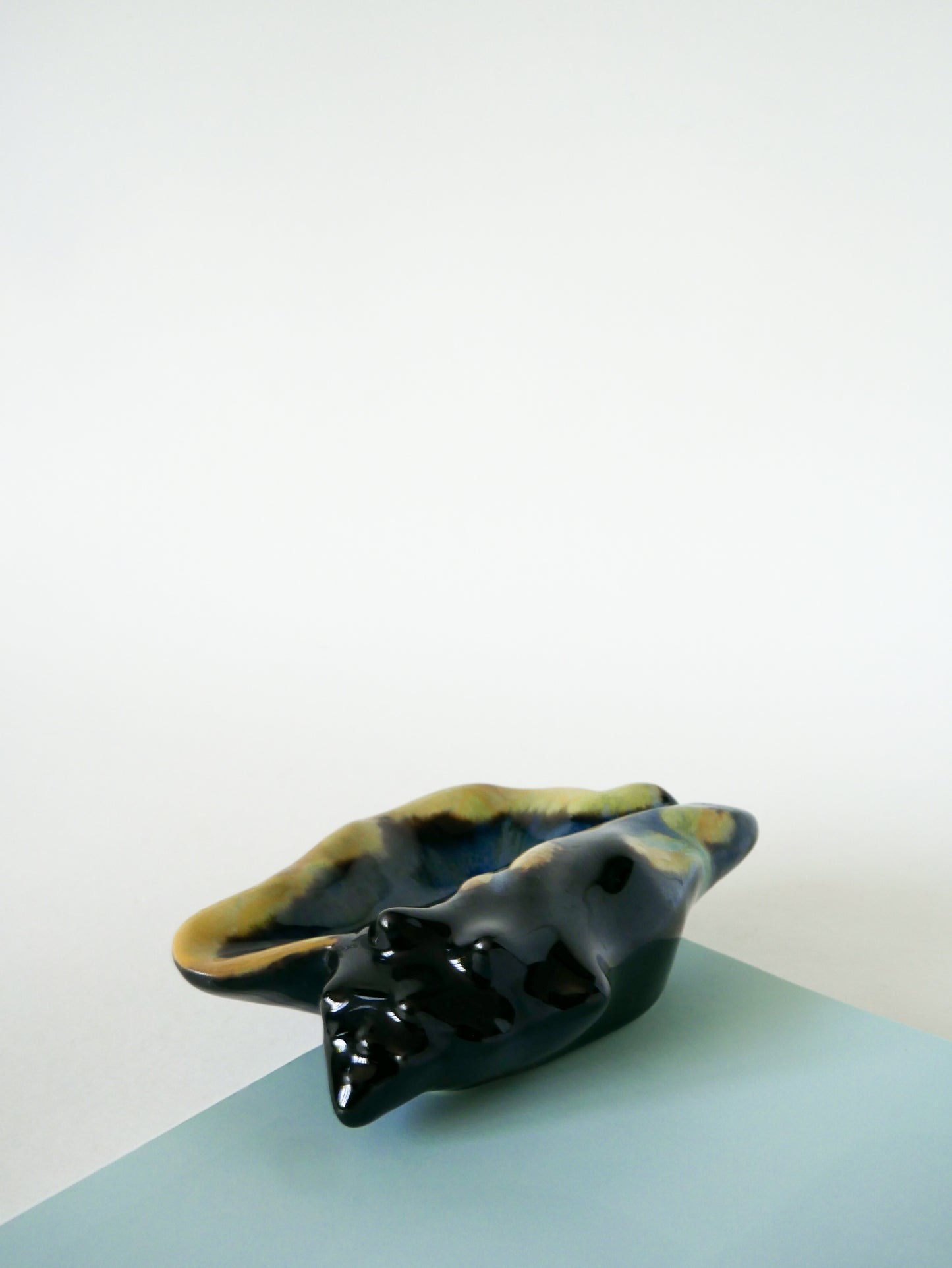 Vide-poche en barbotine, modèle Huîtres, Noir & Bleu, 1970