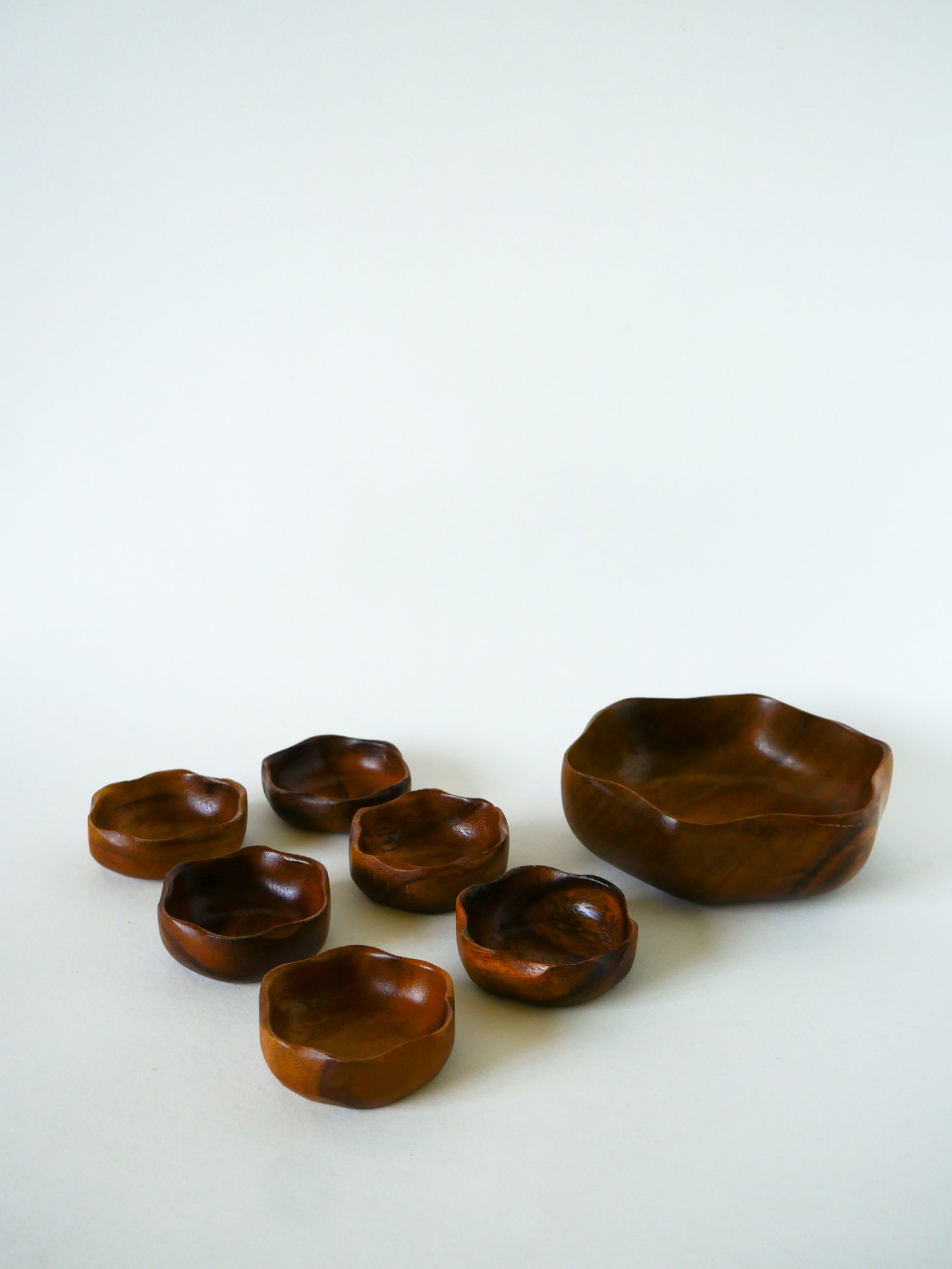 Ensemble composé d'un plat et de 6 petits ramequins en forme de fleur, bois exotique, 1980