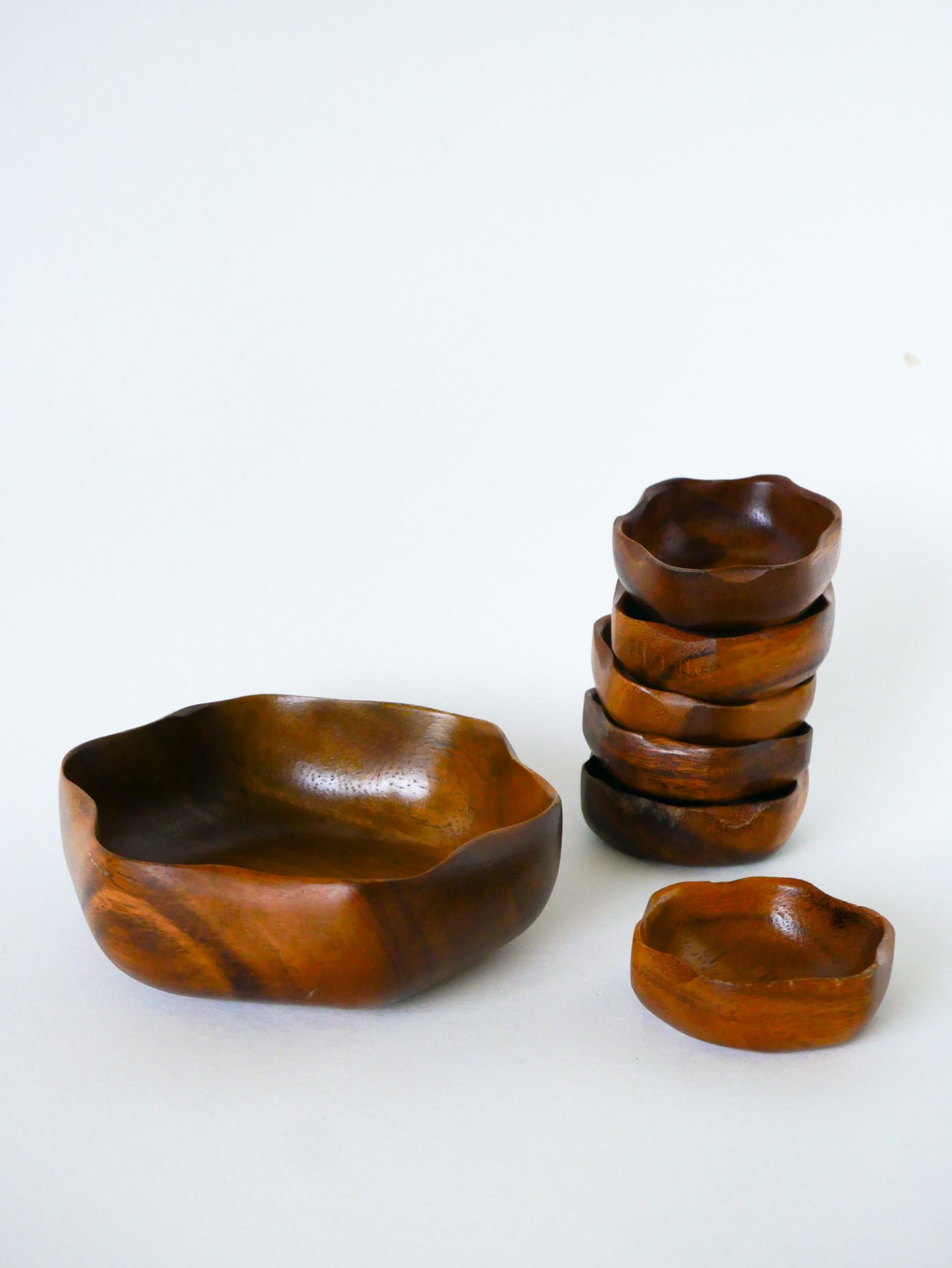 Ensemble composé d'un plat et de 6 petits ramequins en forme de fleur, bois exotique, 1980