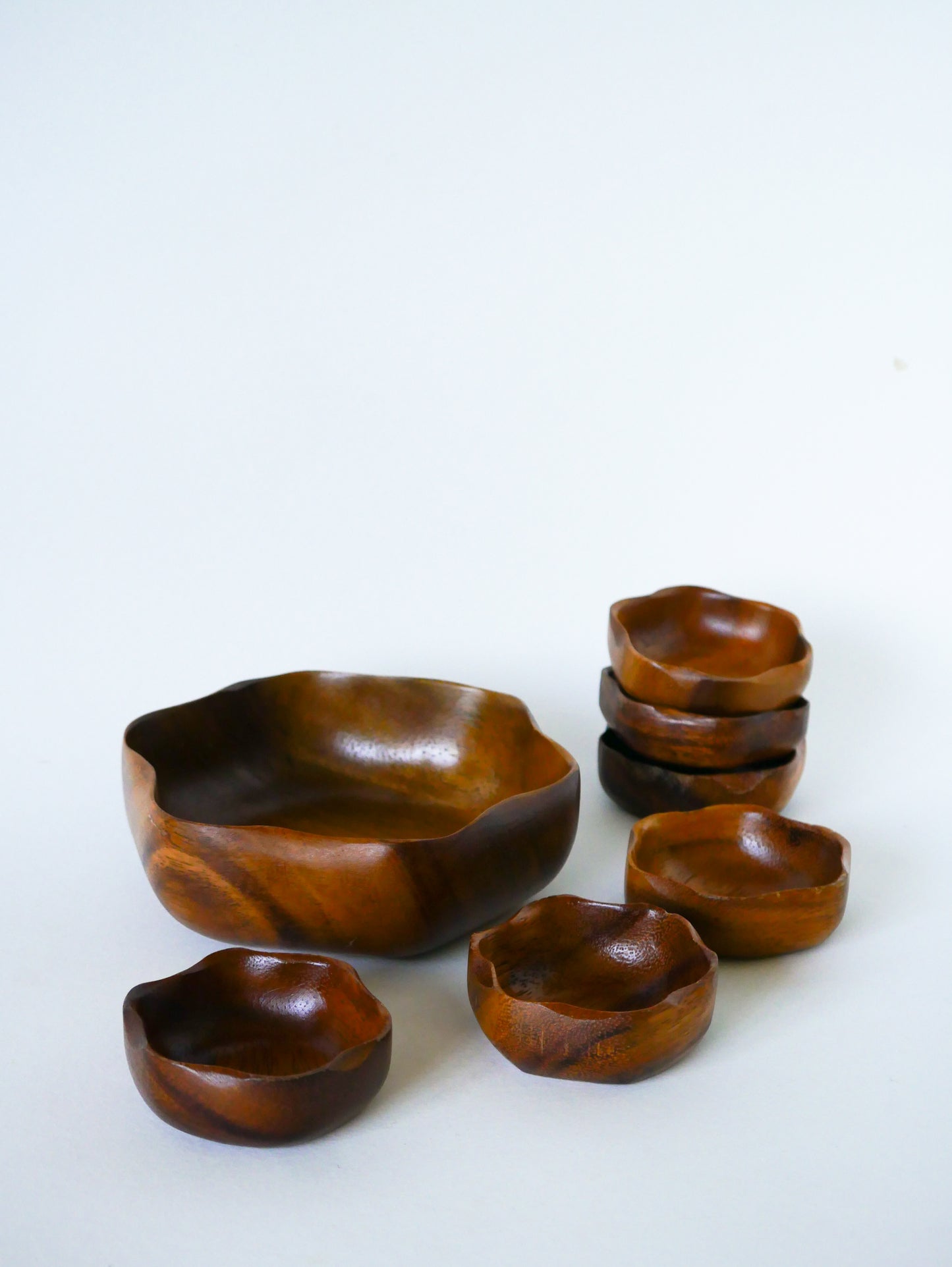 Ensemble composé d'un plat et de 6 petits ramequins en forme de fleur, bois exotique, 1980