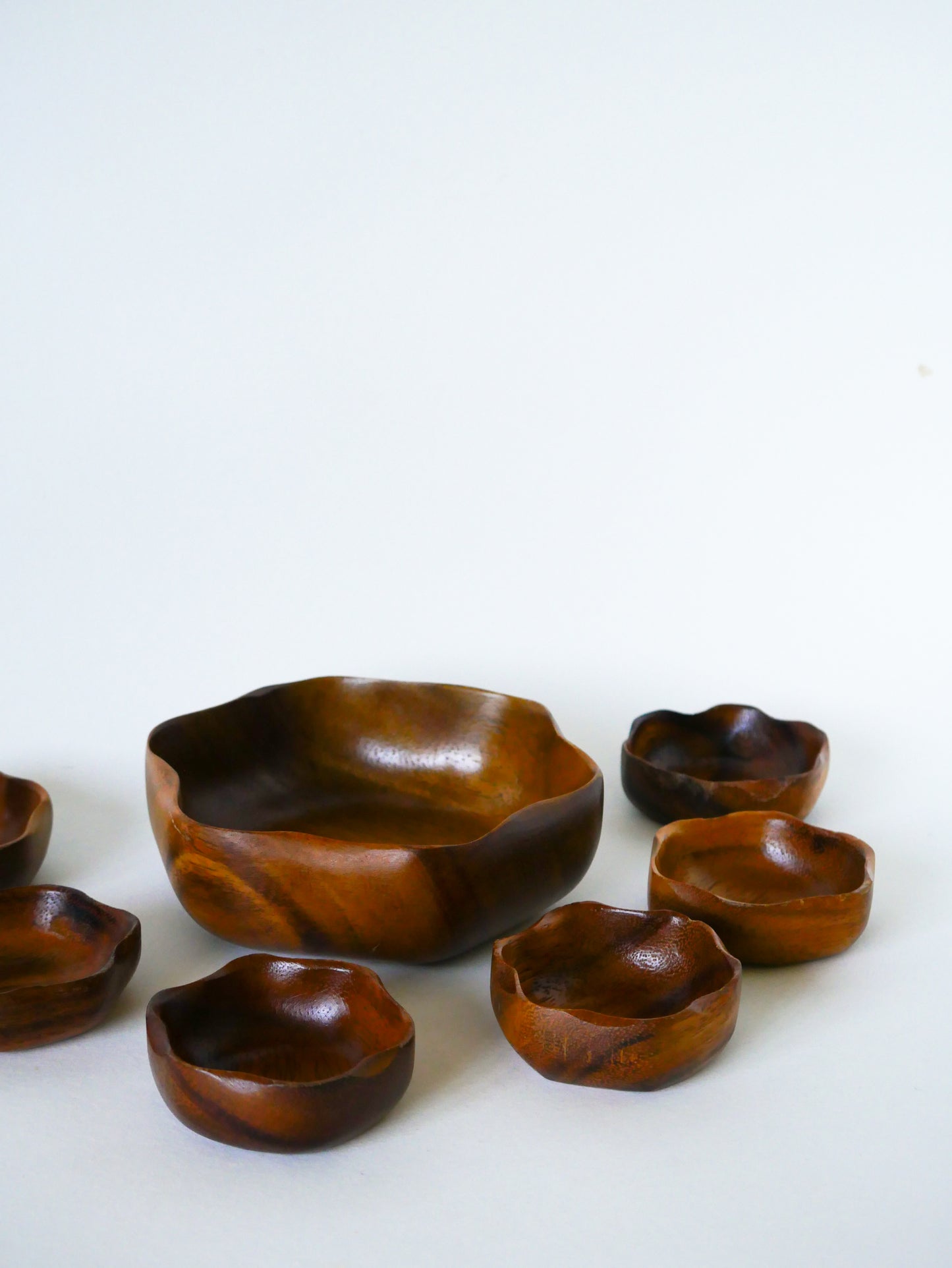 Ensemble composé d'un plat et de 6 petits ramequins en forme de fleur, bois exotique, 1980