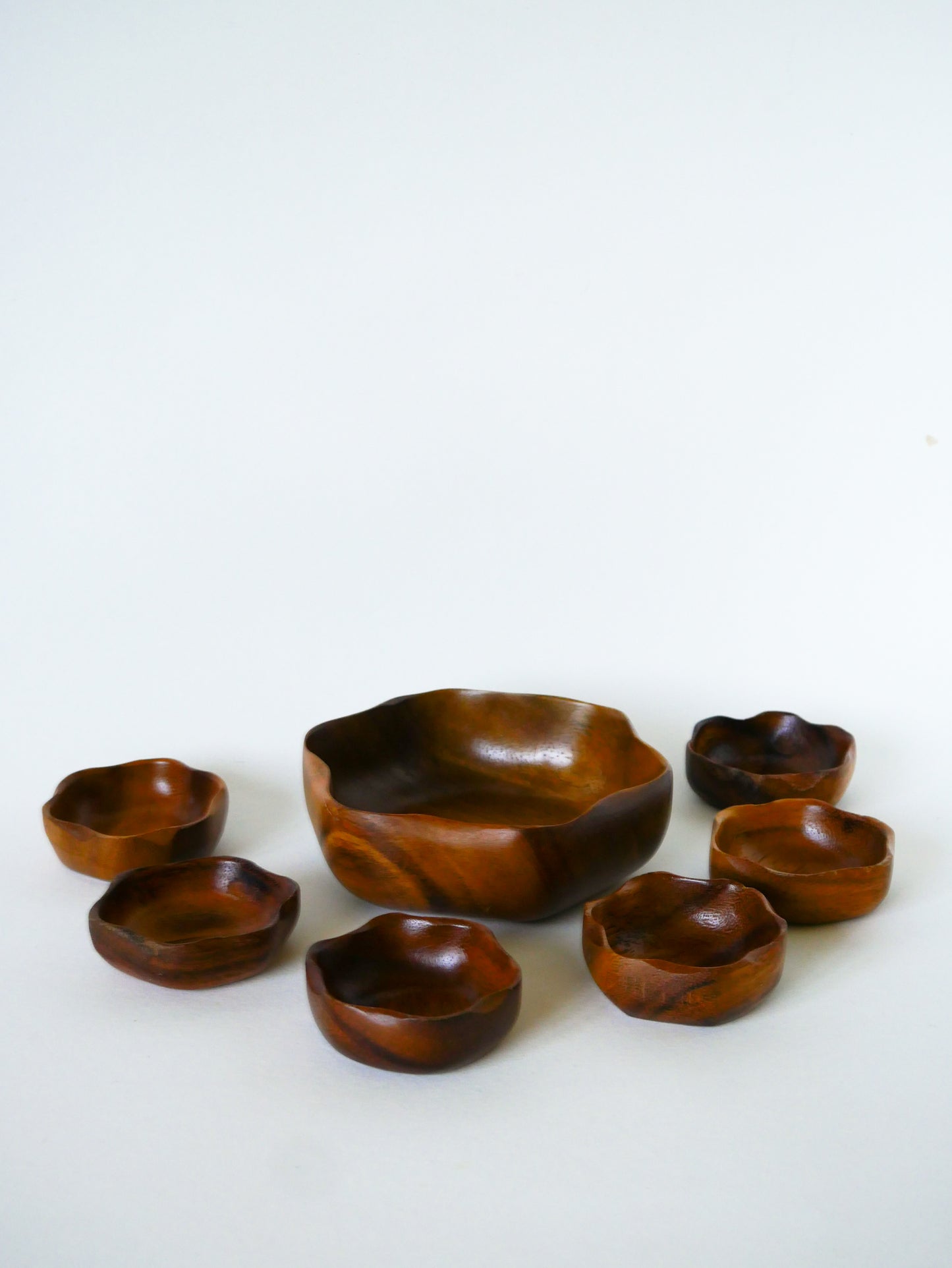 Ensemble composé d'un plat et de 6 petits ramequins en forme de fleur, bois exotique, 1980