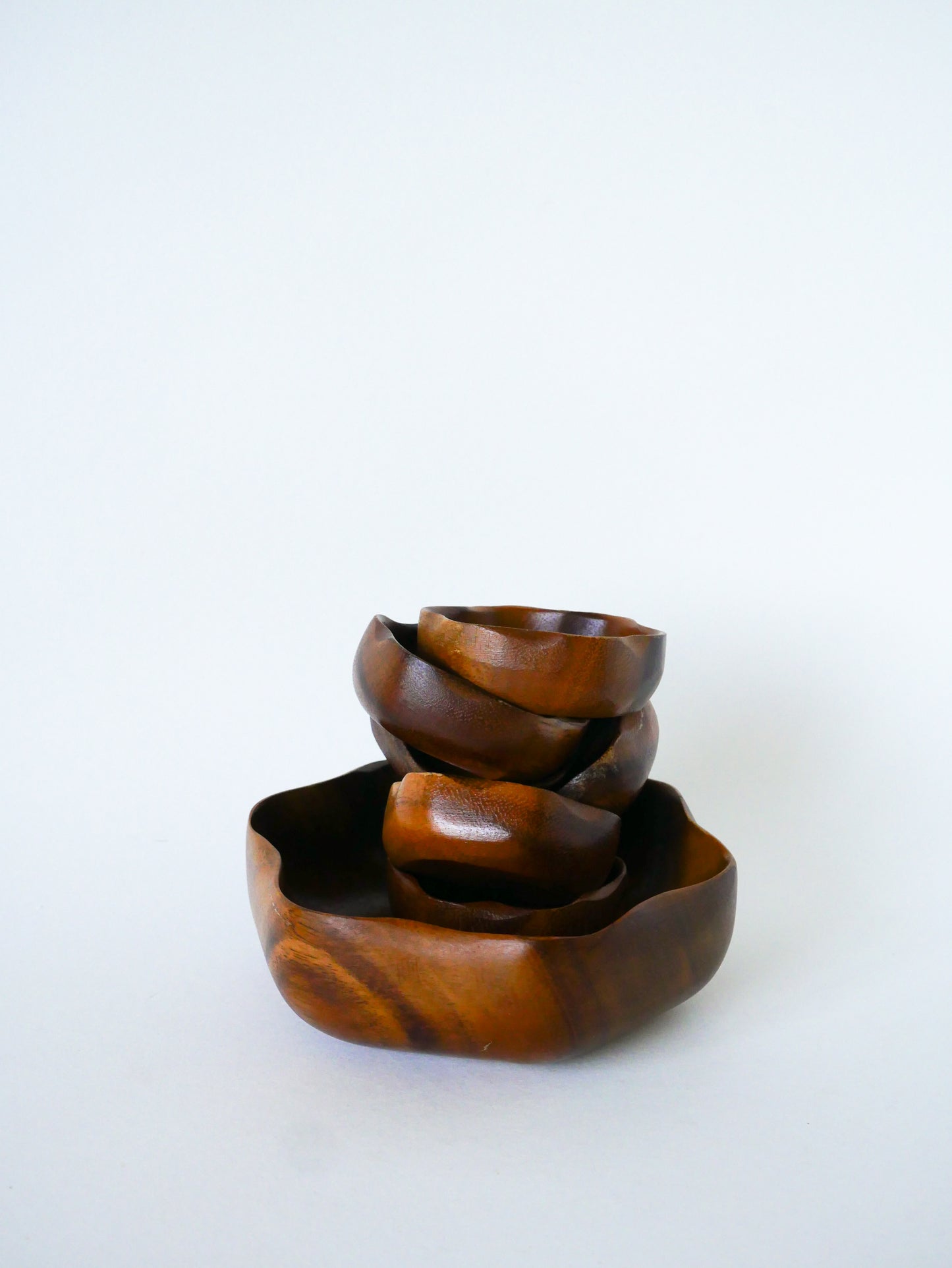 Ensemble composé d'un plat et de 6 petits ramequins en forme de fleur, bois exotique, 1980